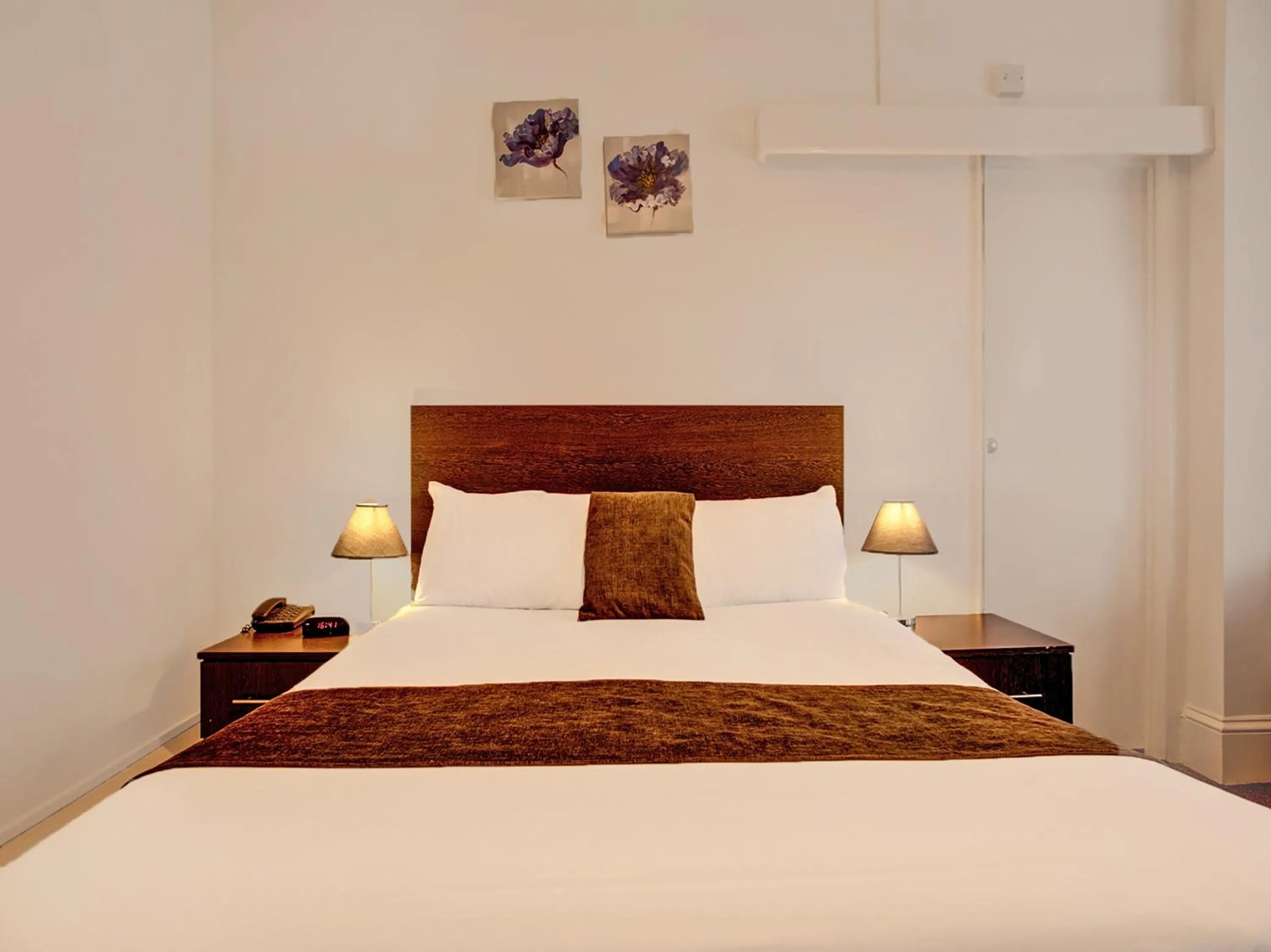 Bedroom, Bed in The Waverley Hotel