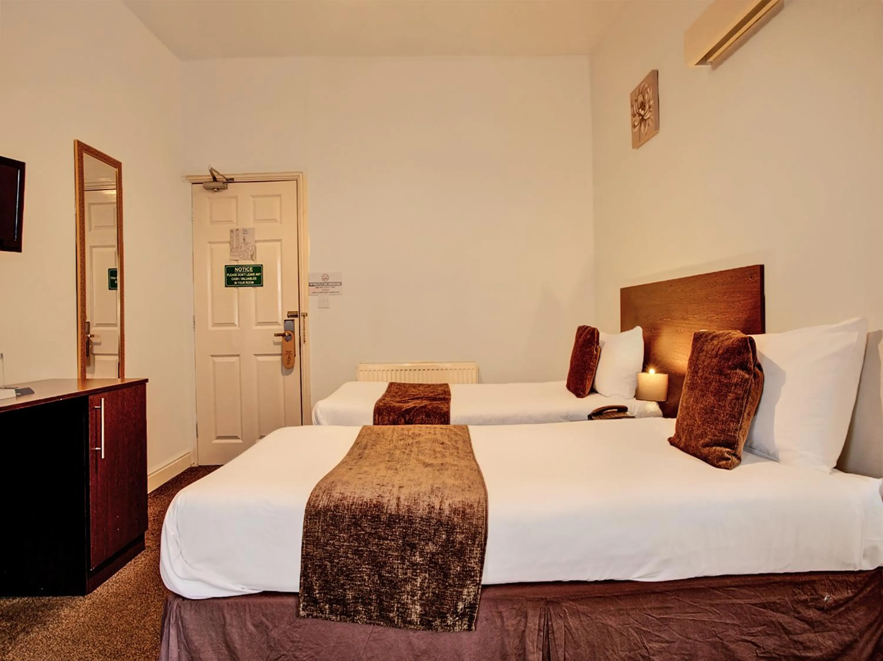 Bedroom, Bed in The Waverley Hotel