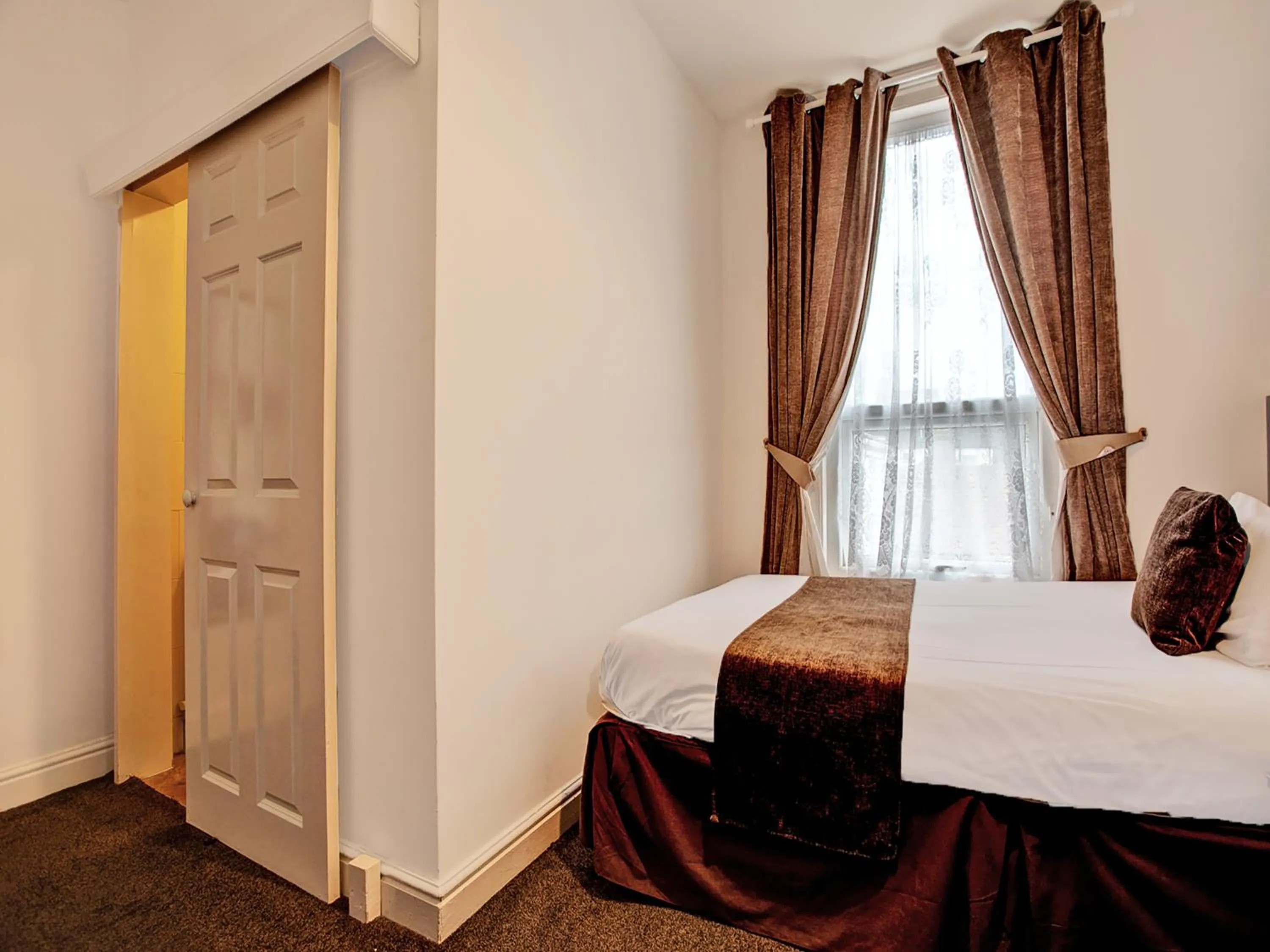 Bedroom, Bed in The Waverley Hotel