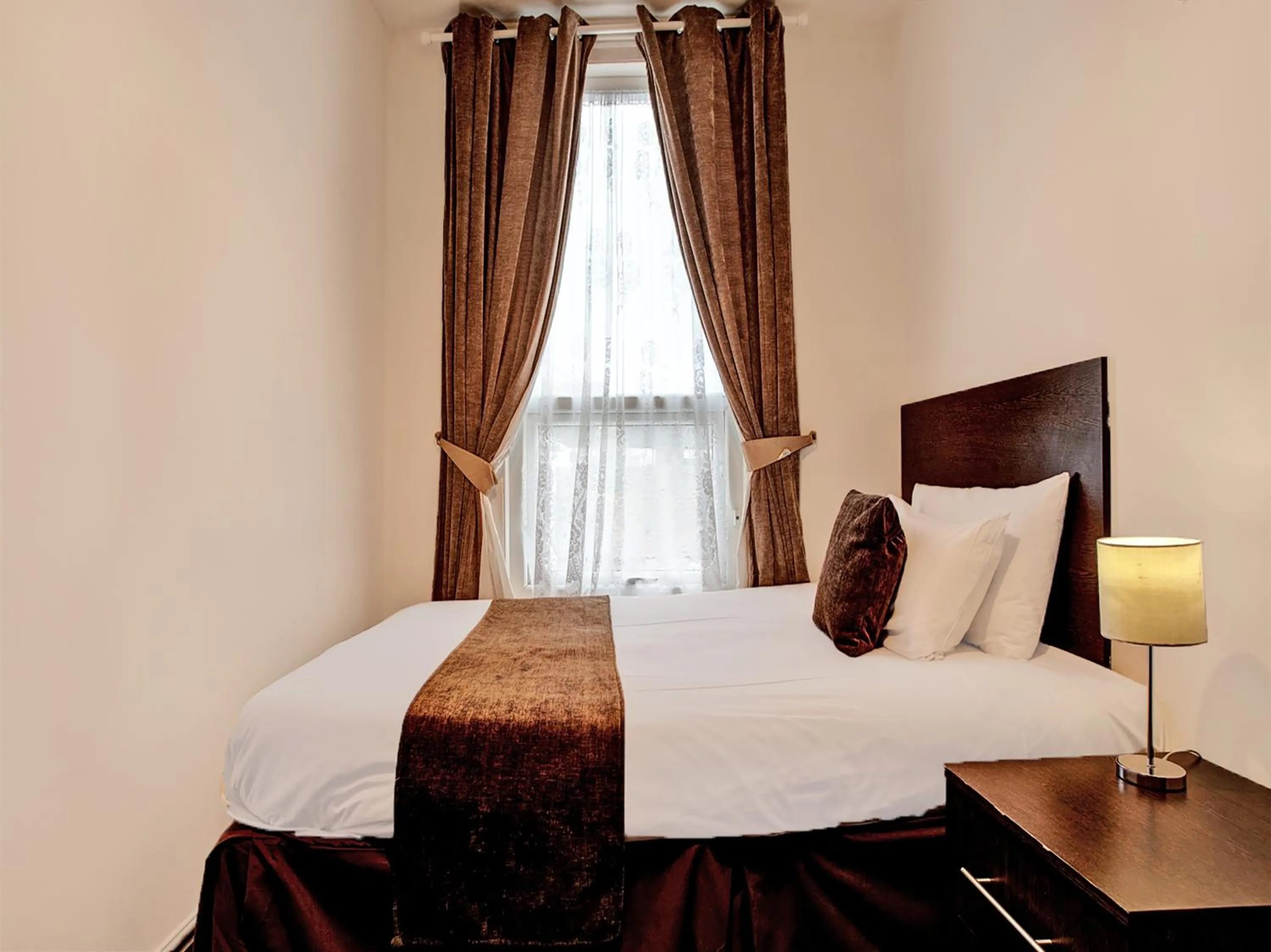 Bedroom, Bed in The Waverley Hotel