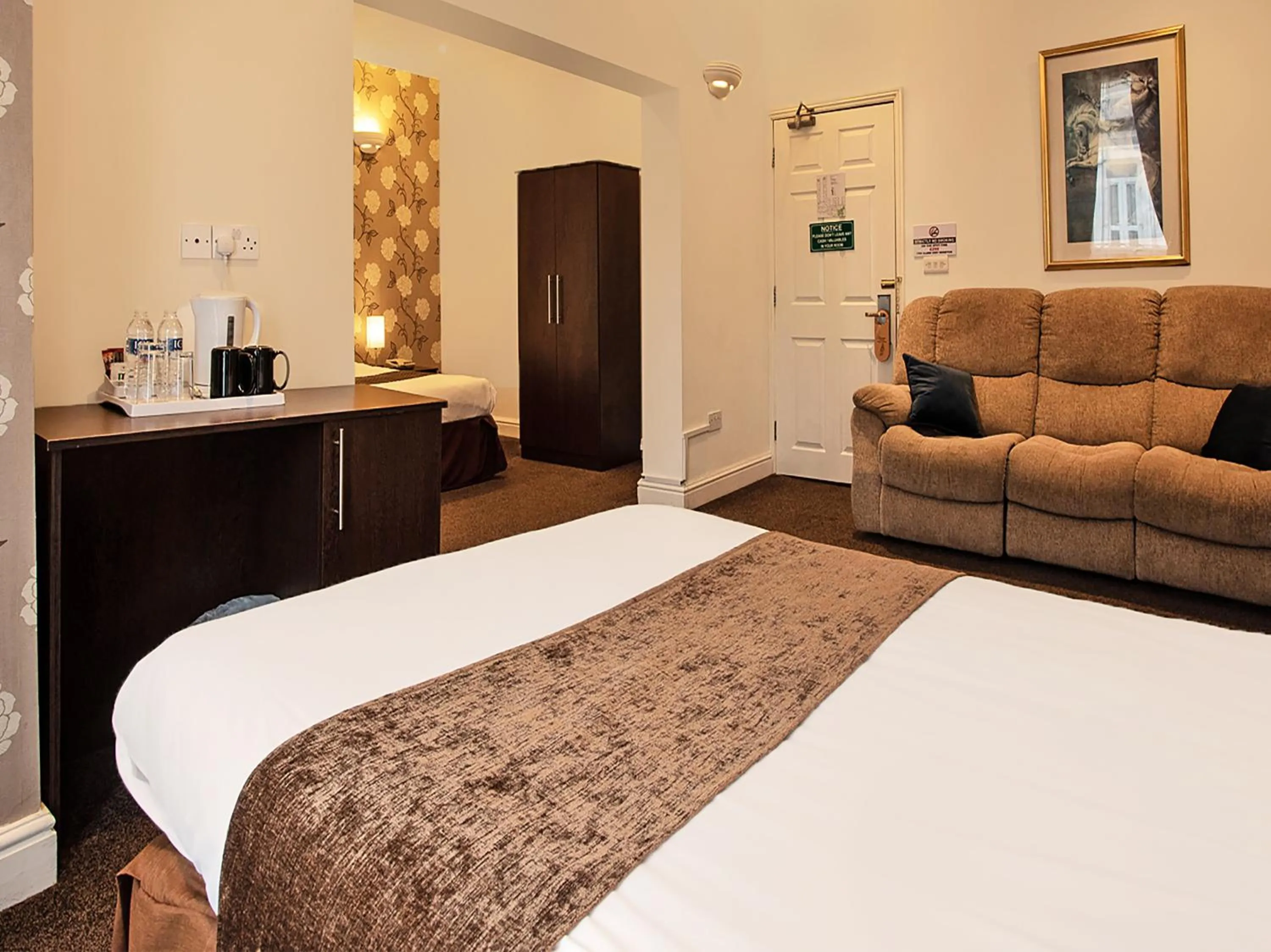 Bedroom, Bed in The Waverley Hotel