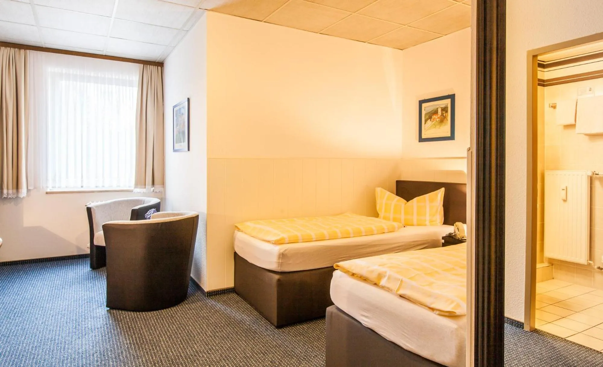 Facade/entrance, Bed in Hotel Quellental