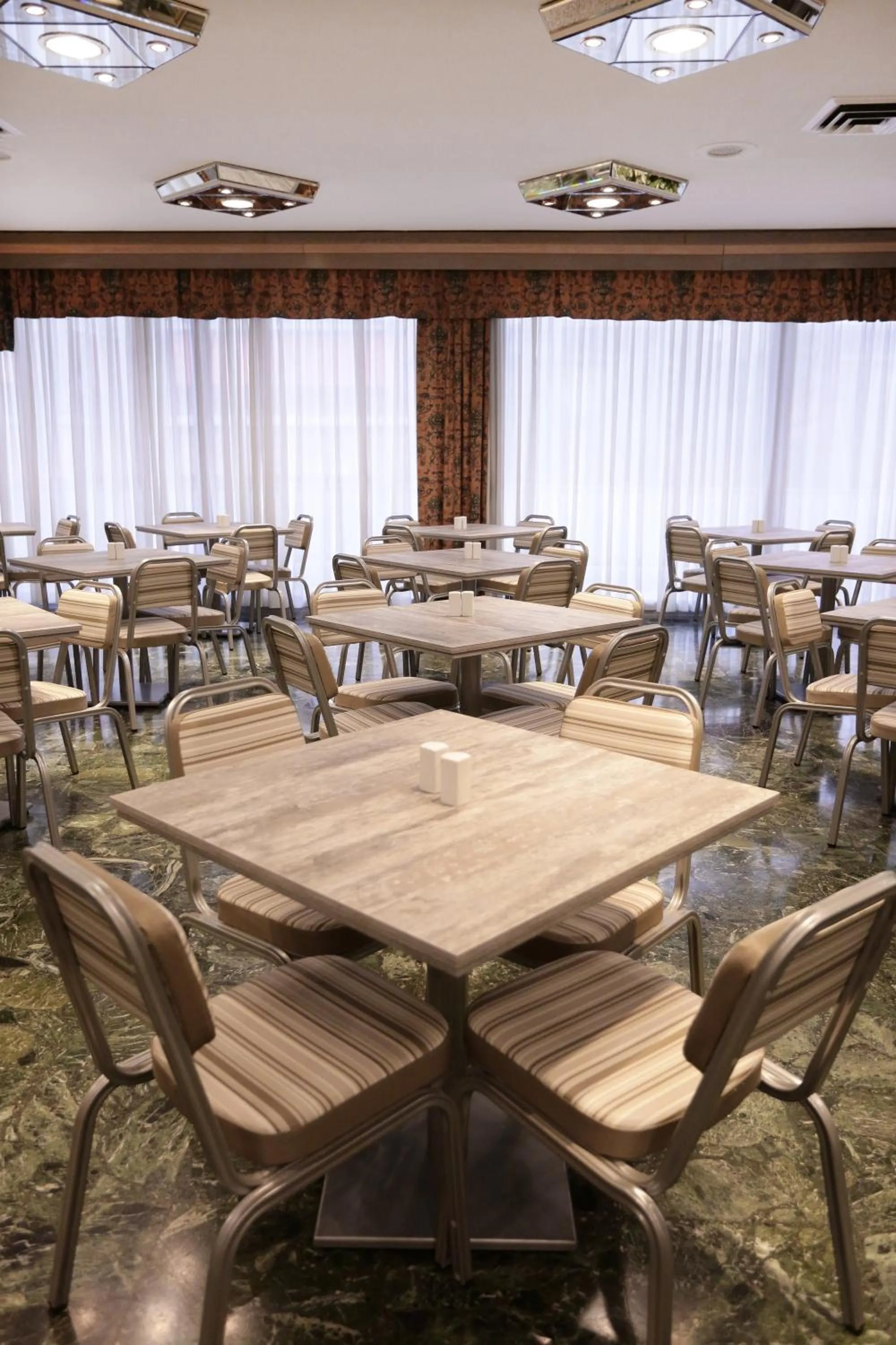 Restaurant/places to eat in Xenophon Hotel