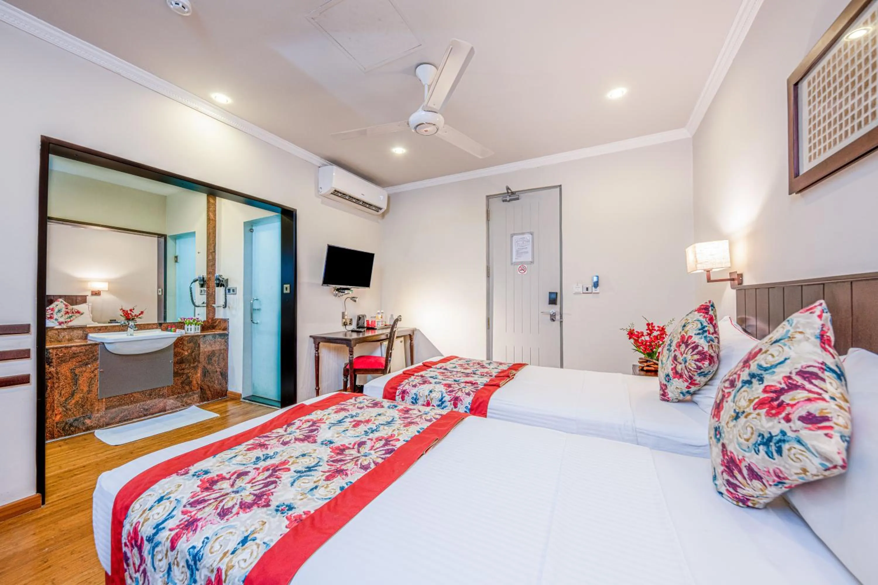 Photo of the whole room in Earl's Red Colombo