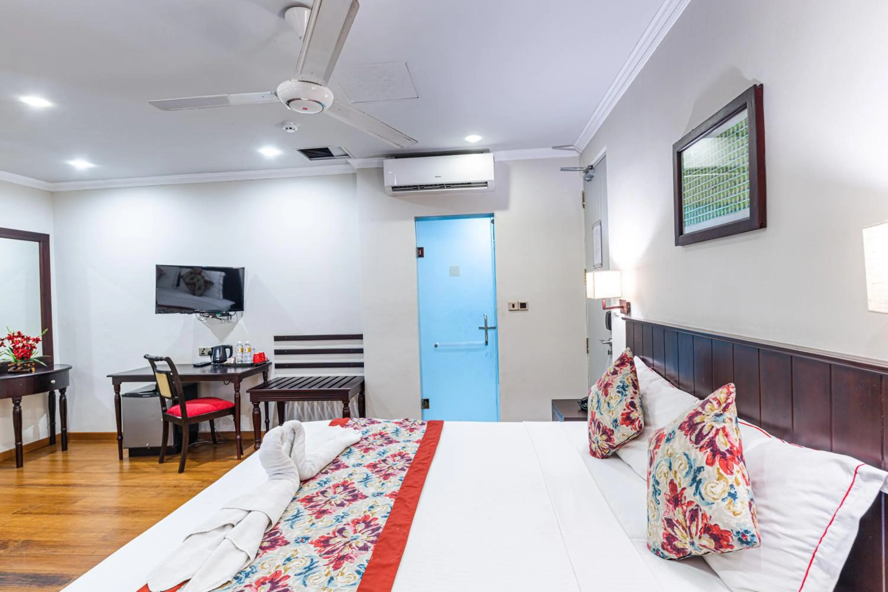 Photo of the whole room in Earl's Red Colombo