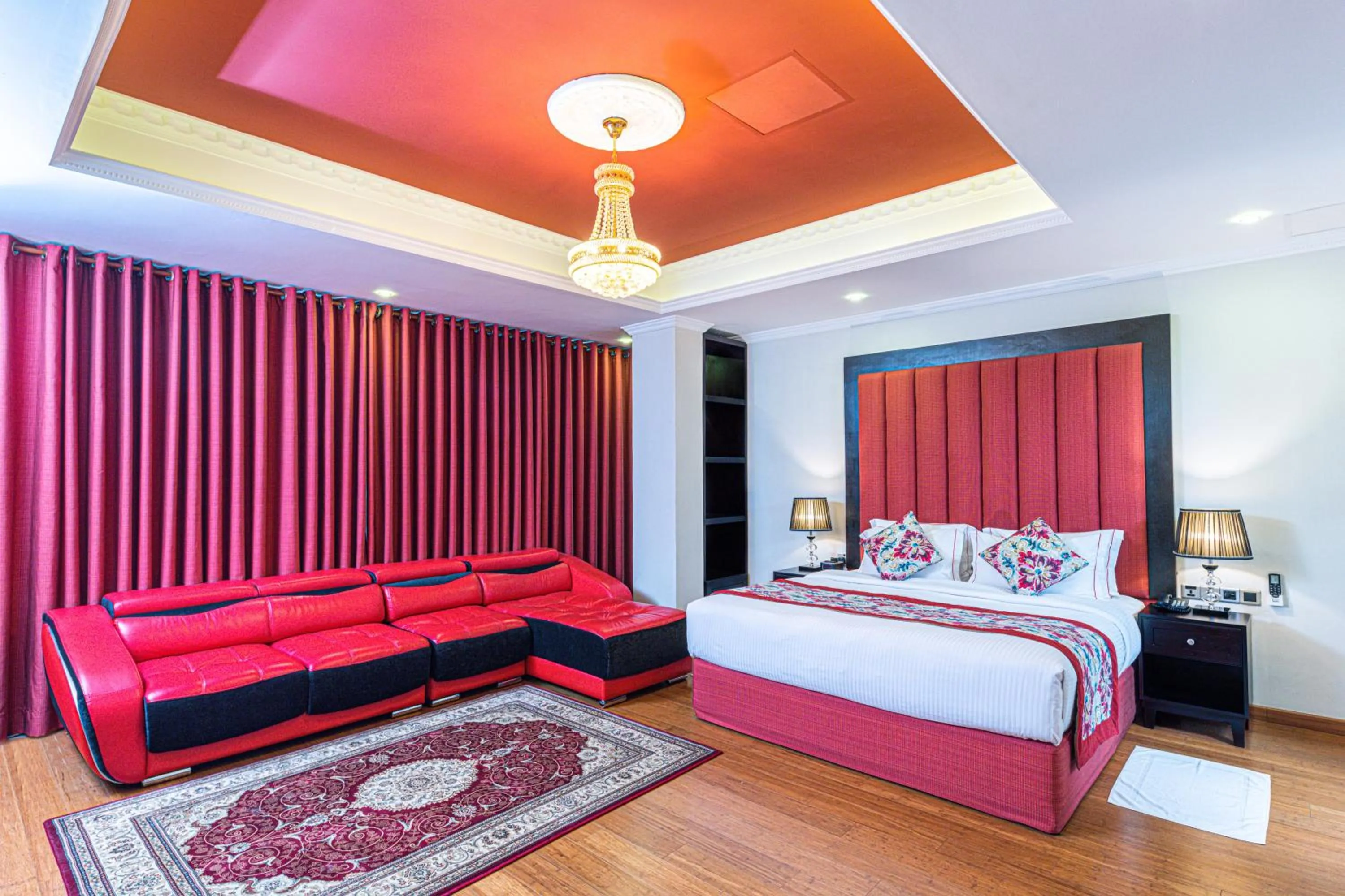 Photo of the whole room in Earl's Red Colombo