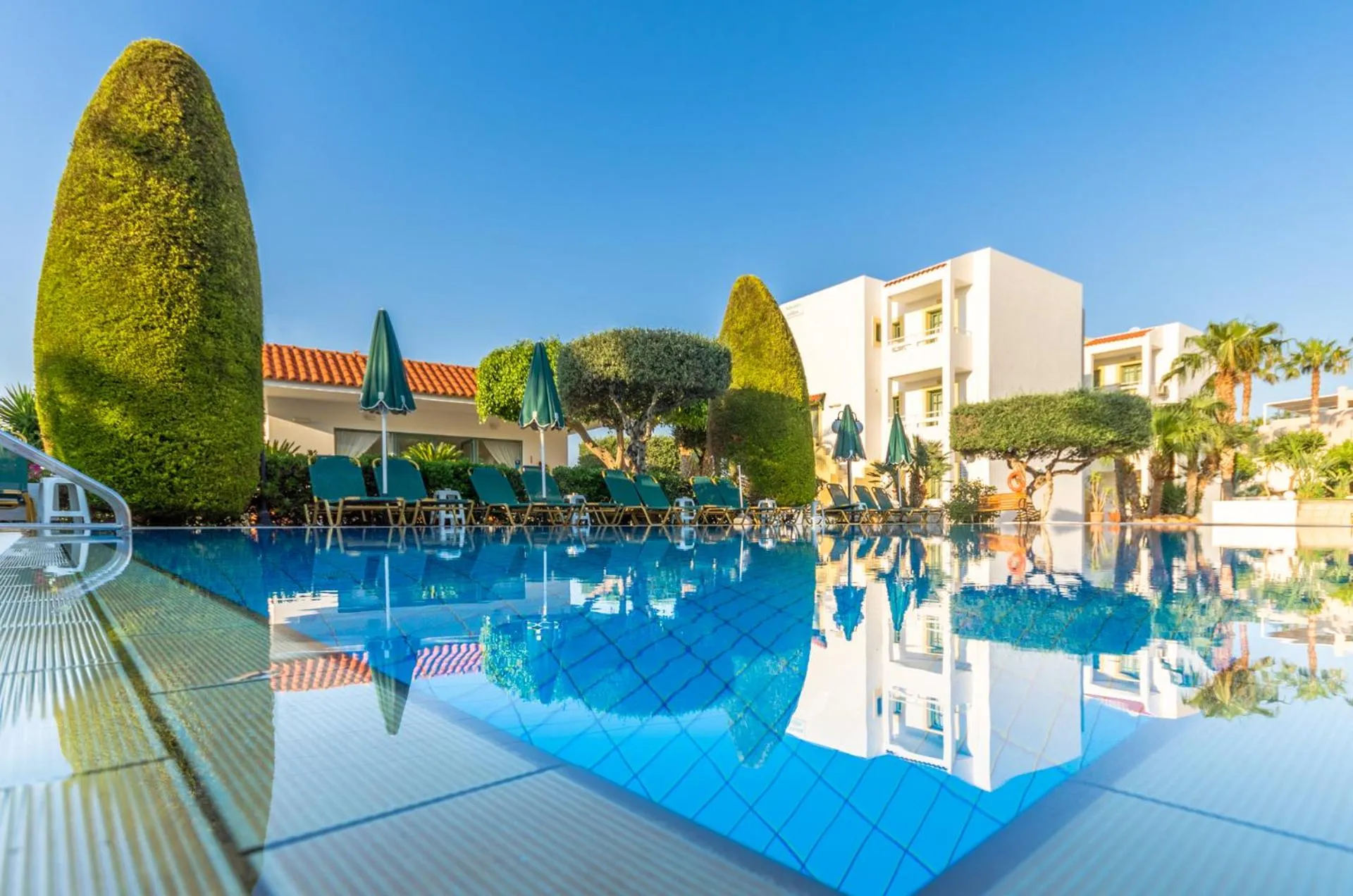 Swimming pool in Nikolas Villas Appartments