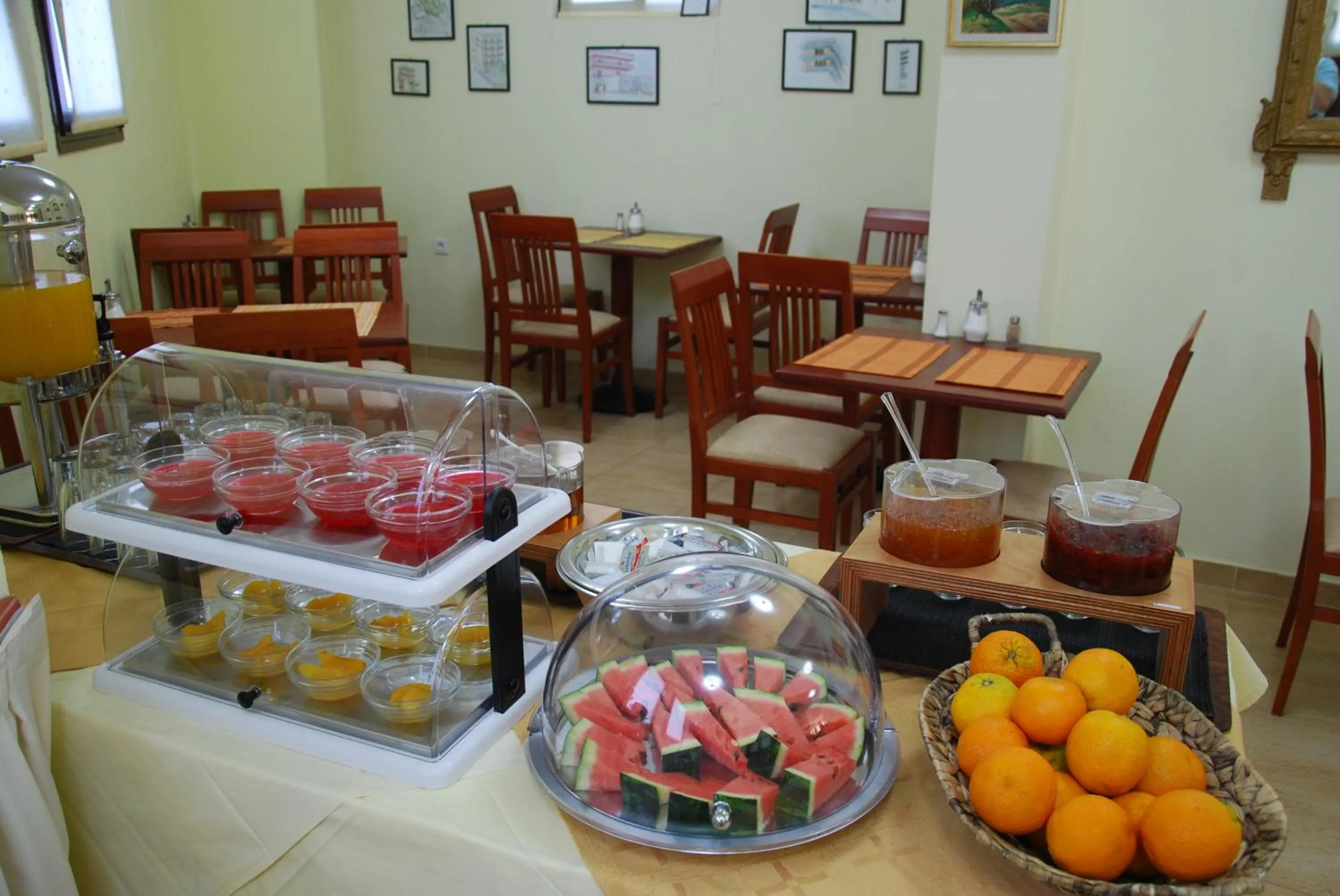 Restaurant/places to eat in Denise Hotel