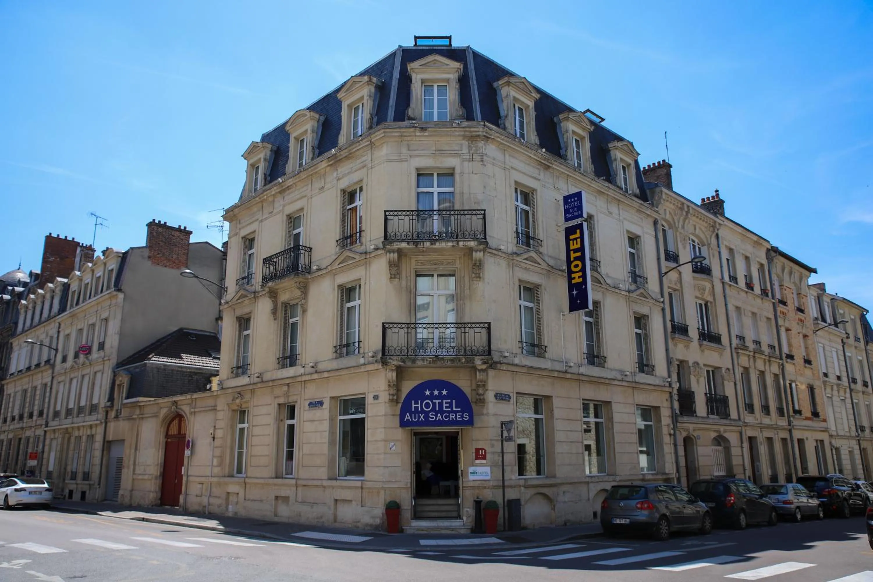 Property building in Brit Hotel Aux Sacres Reims, Centre Historique