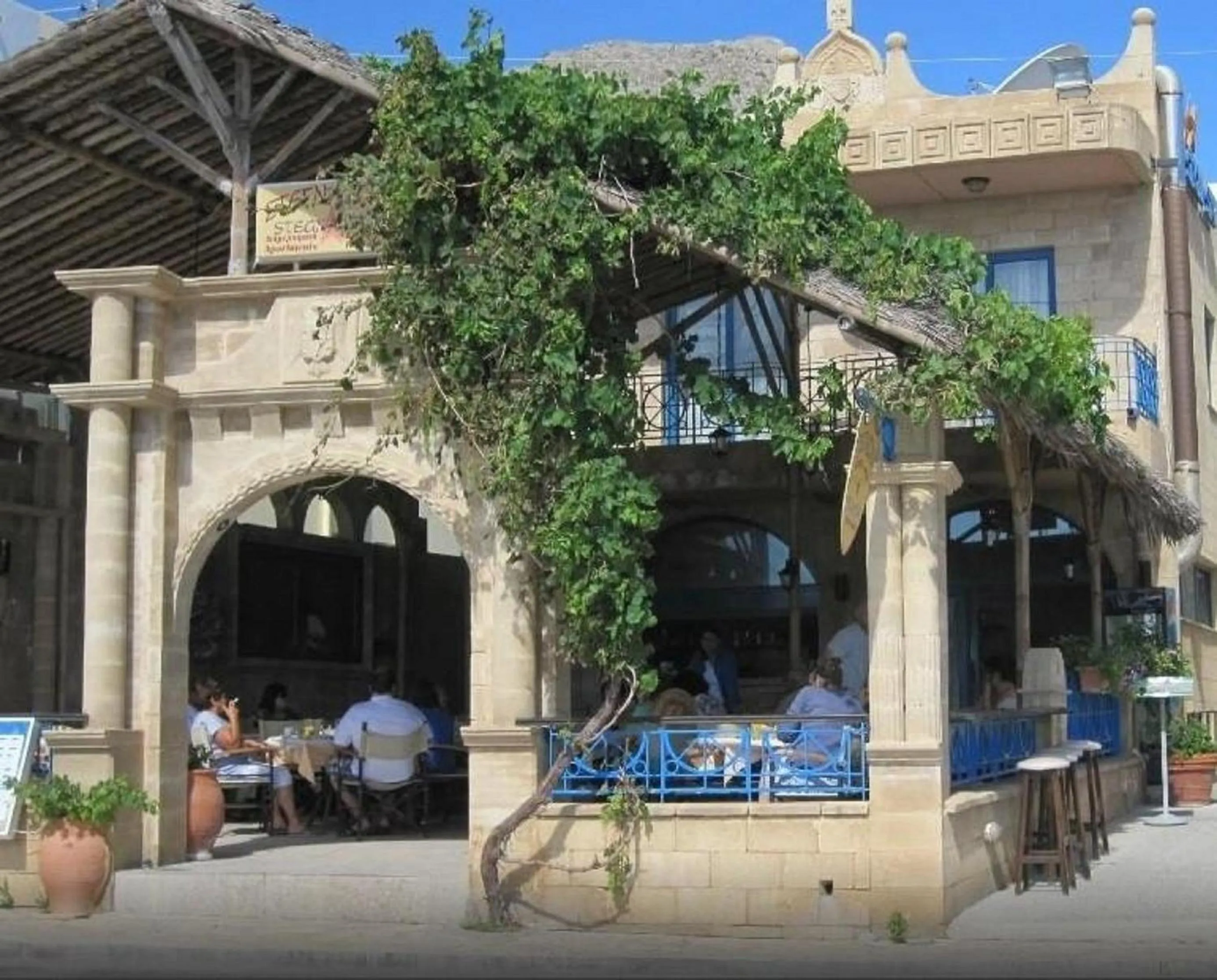 Restaurant/places to eat in Stegna Star Apartments