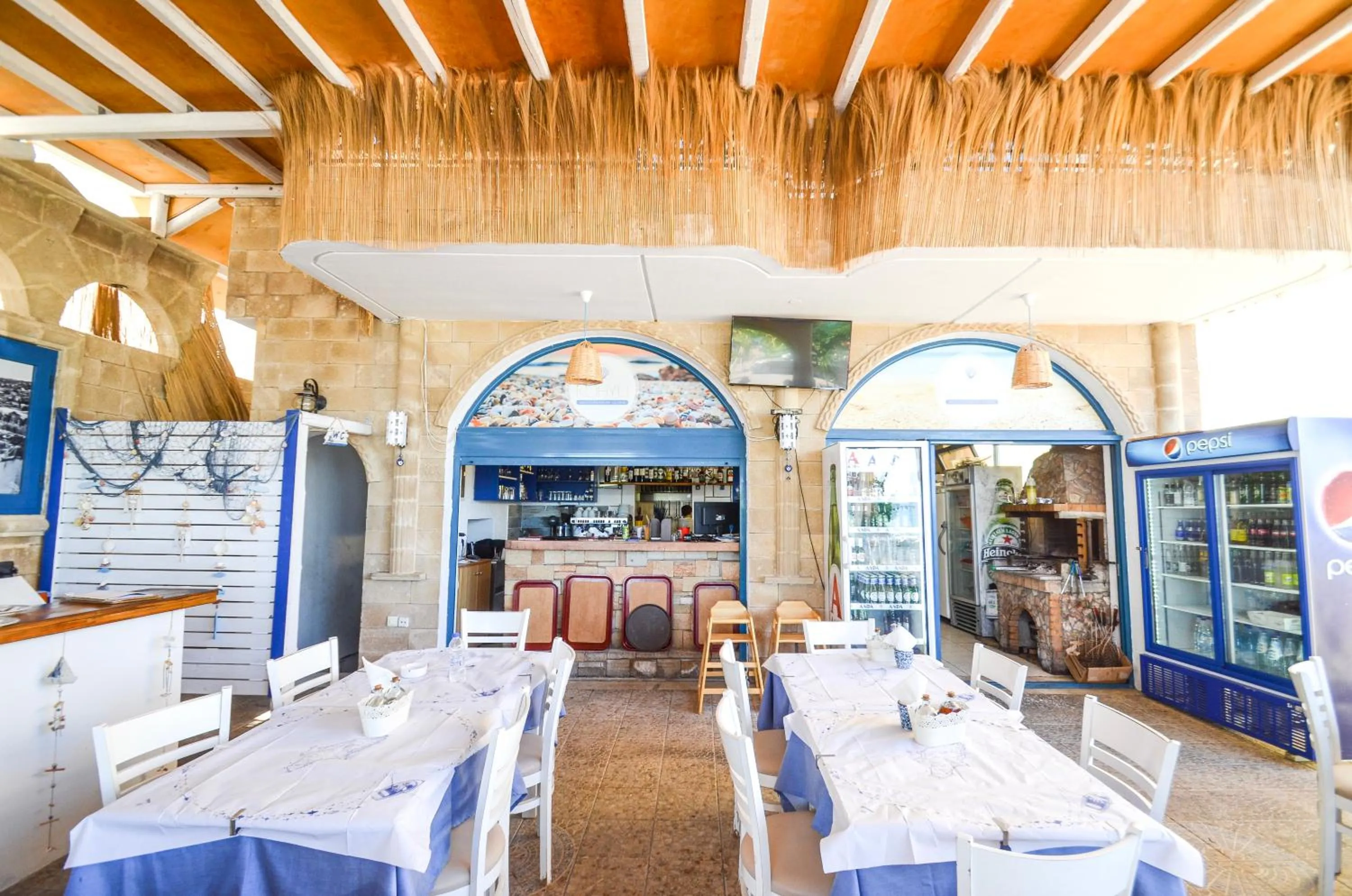 Restaurant/places to eat in Stegna Star Apartments