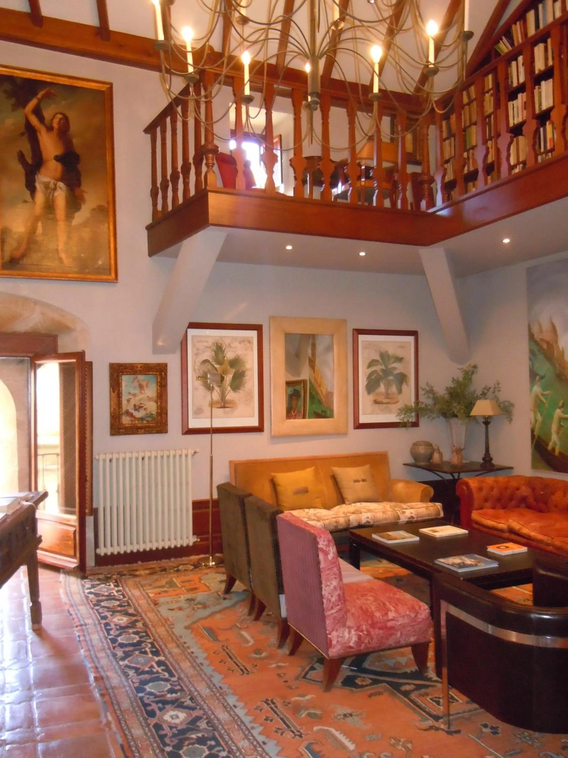 Communal lounge/ TV room in Palacio Chaves Hotel