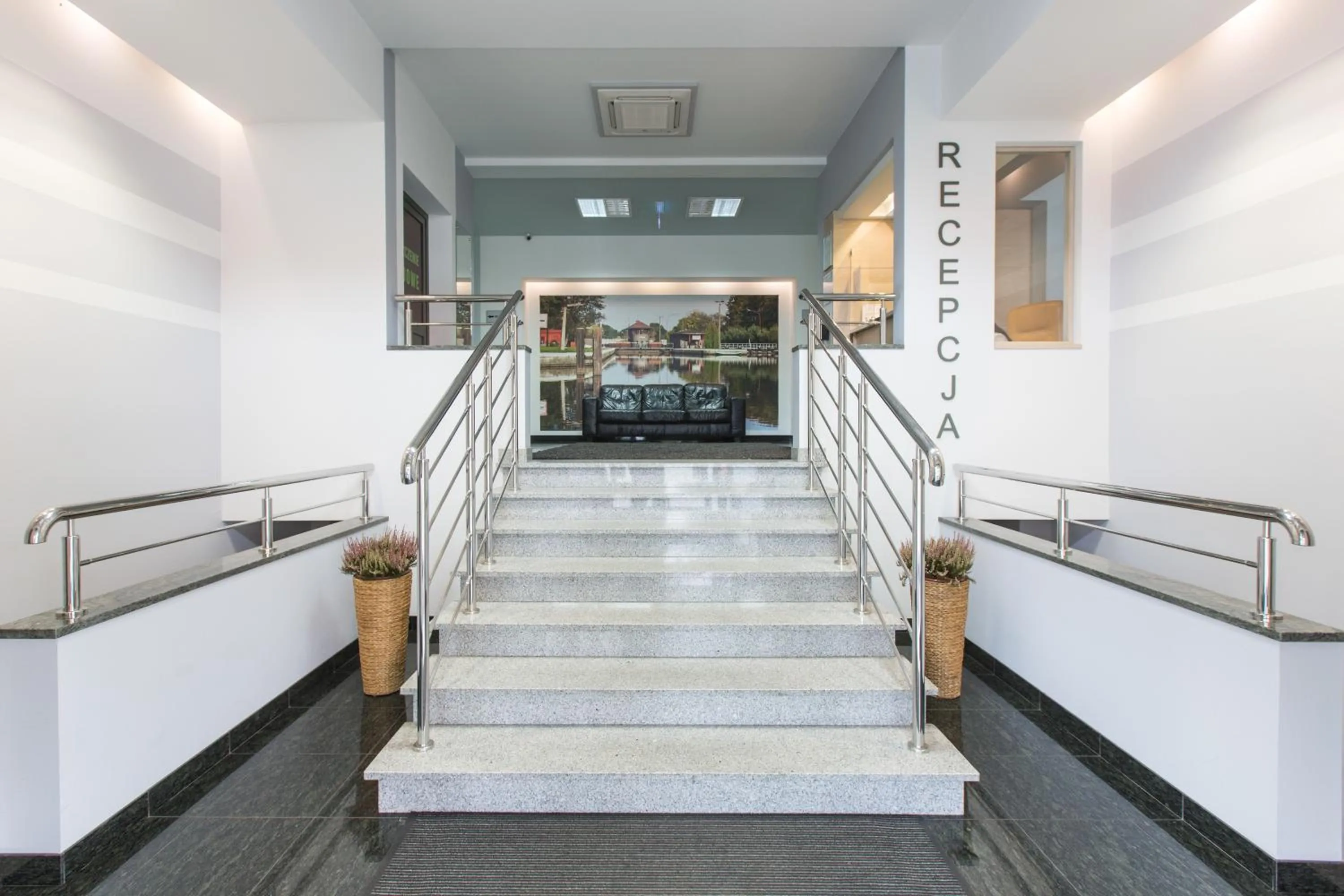 Facade/entrance in HOTEL ŁABĘDY i Hostel Łabędy