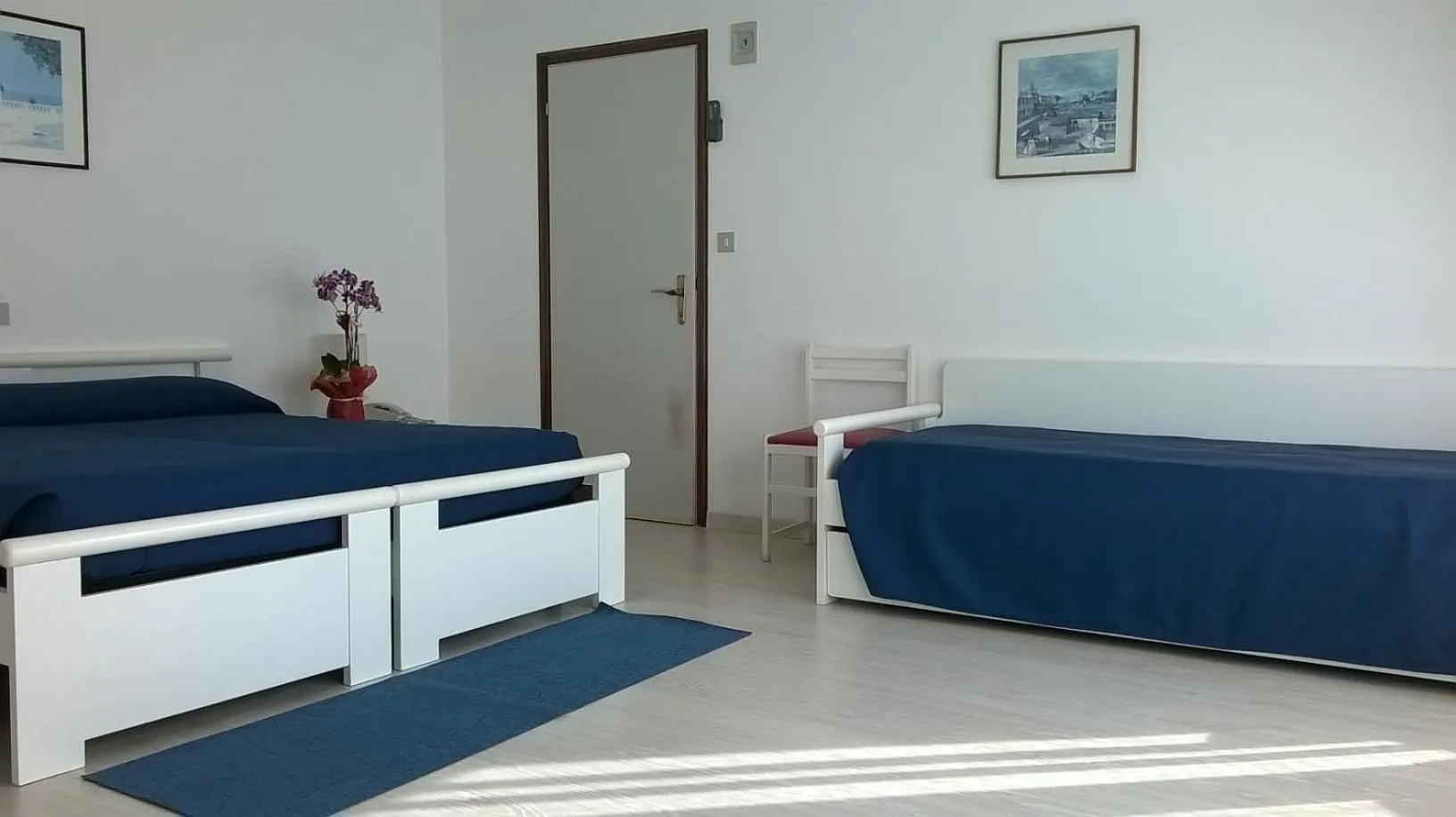 Photo of the whole room, Bed in Hotel King