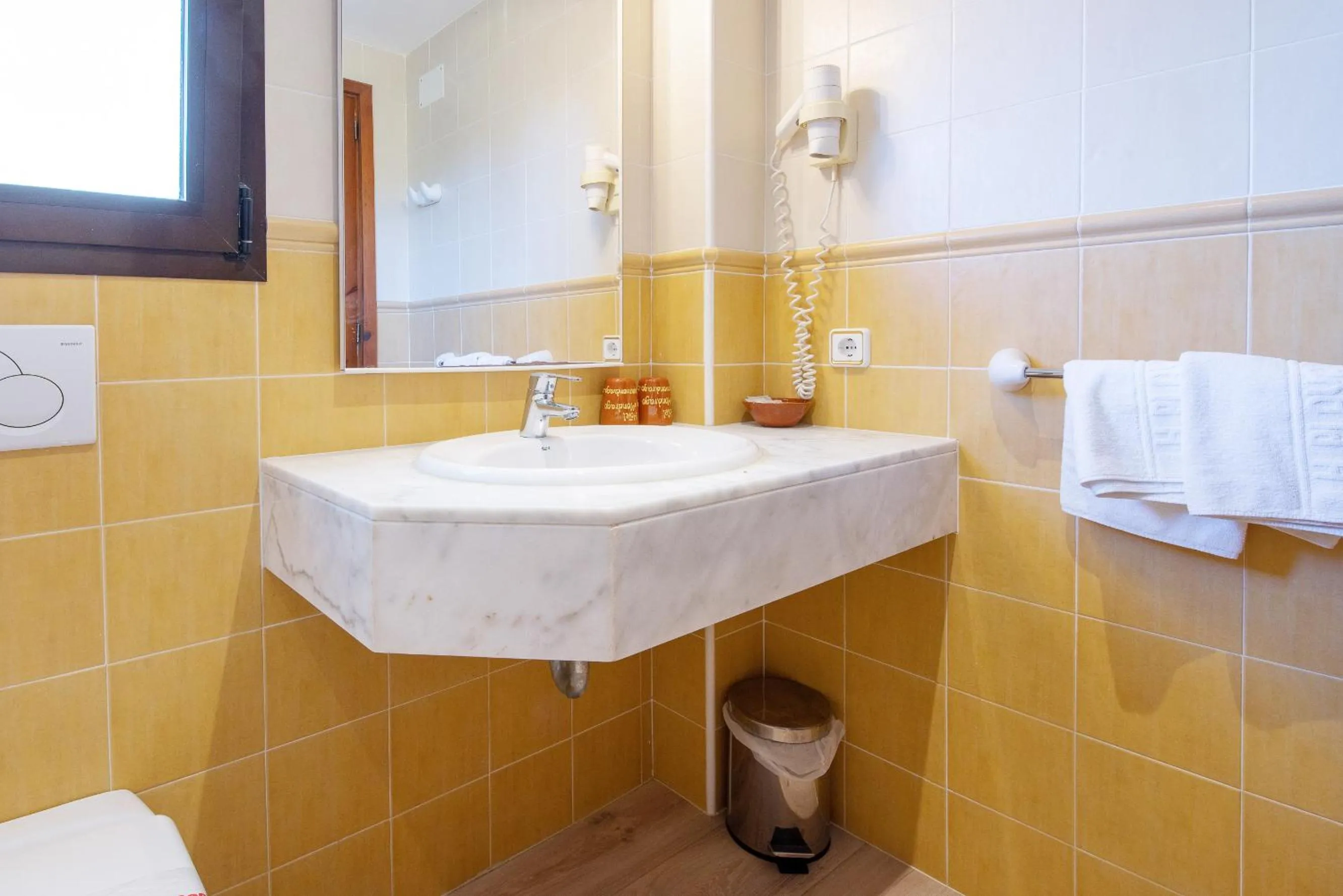 Bathroom in Hotel Playa Mondrago