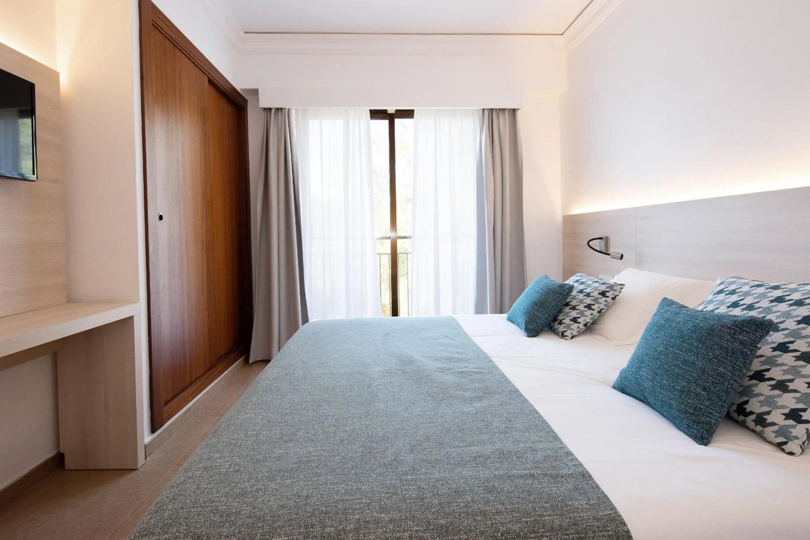 Bed in Hotel Playa Mondrago