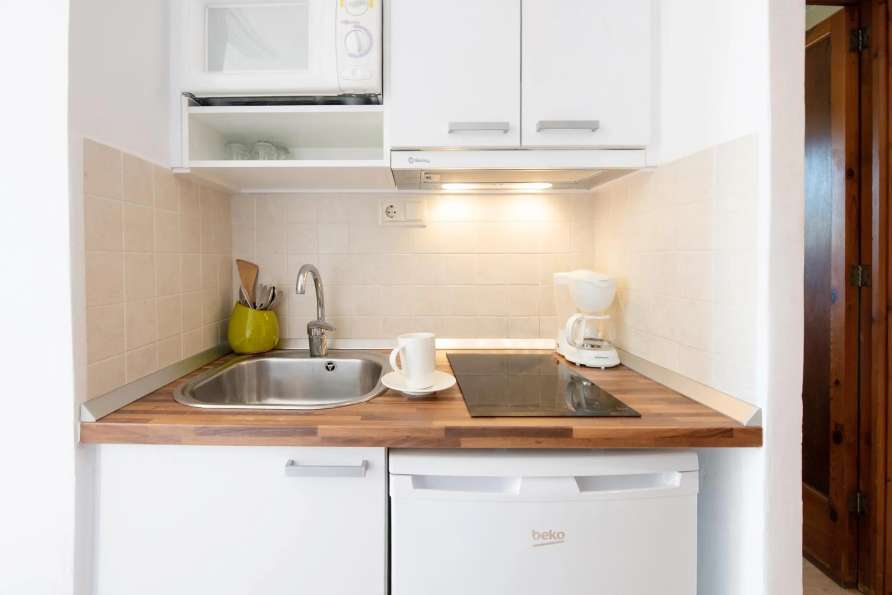 Kitchen or kitchenette in Hotel Playa Mondrago