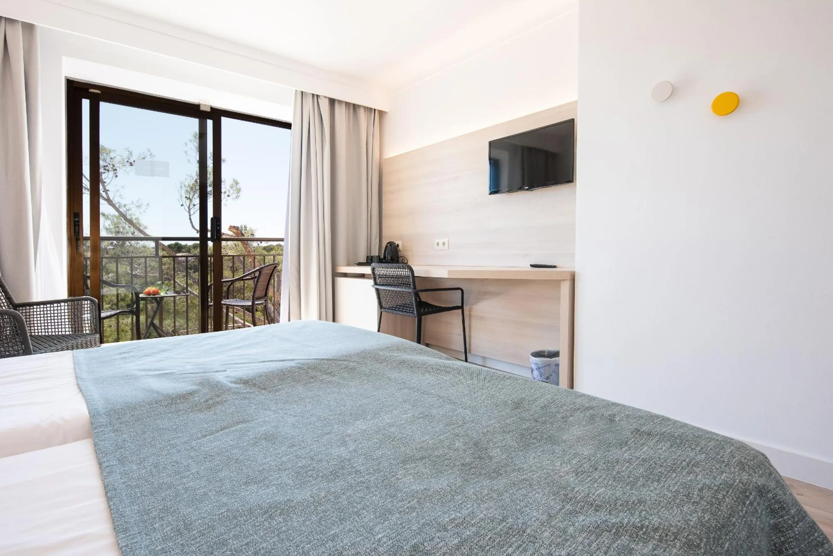 Bedroom in Hotel Playa Mondrago