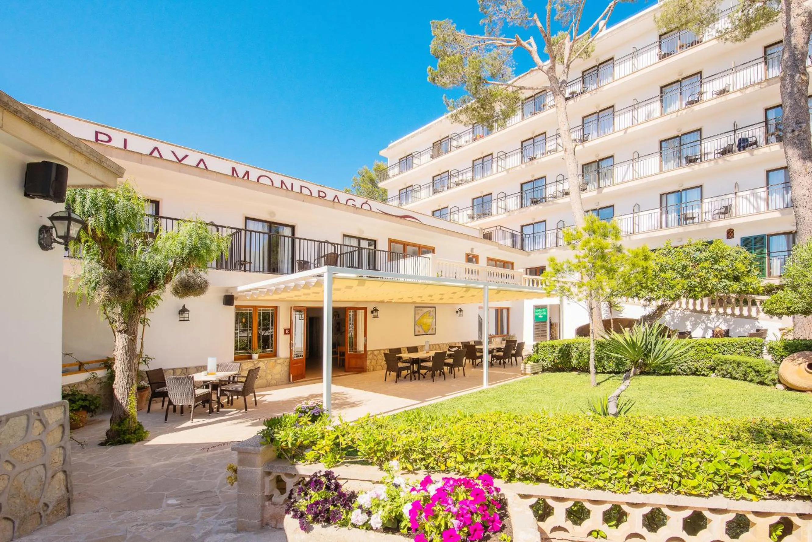 Property building in Hotel Playa Mondrago