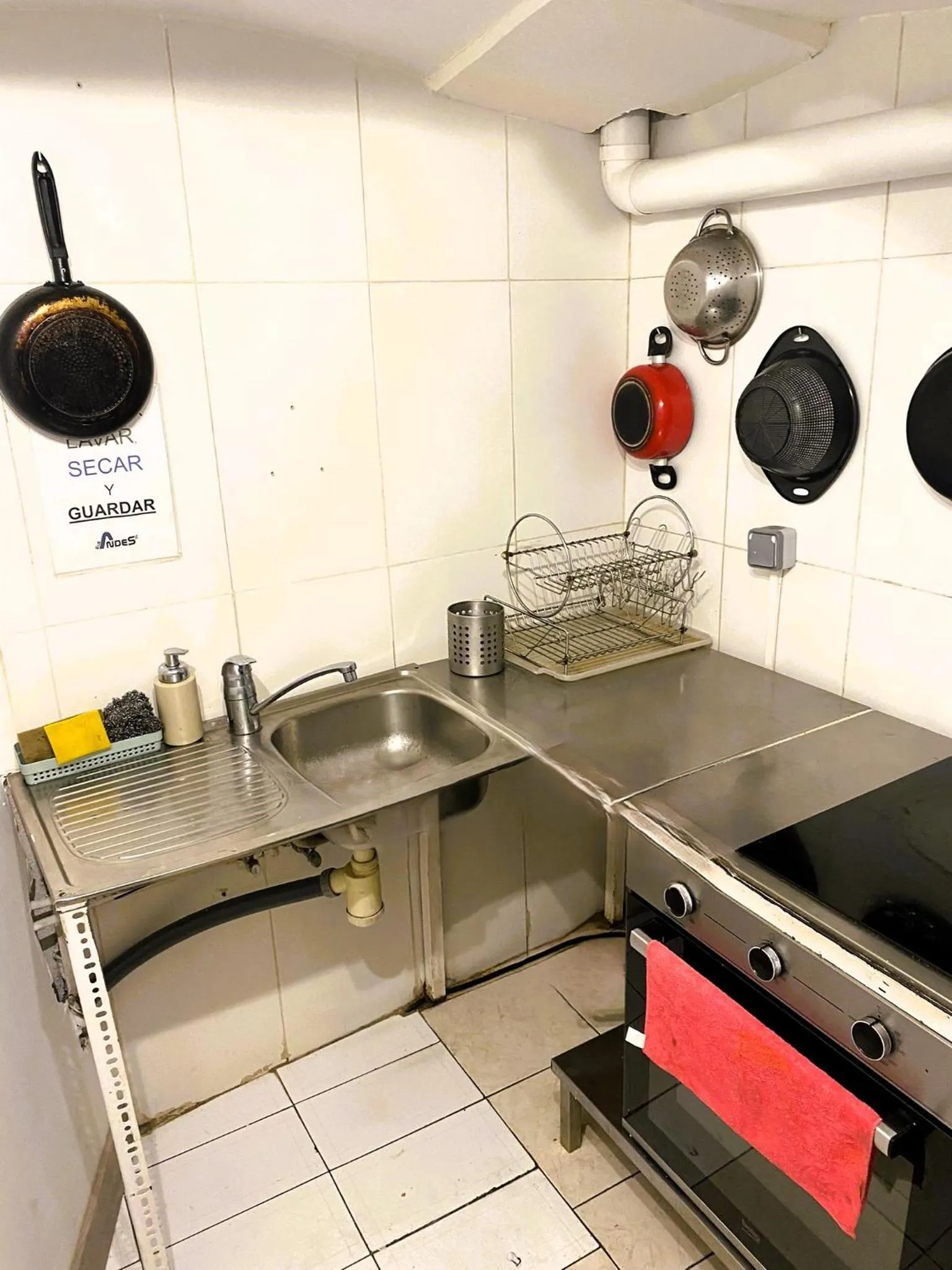 Communal kitchen in Alberg Els Andes
