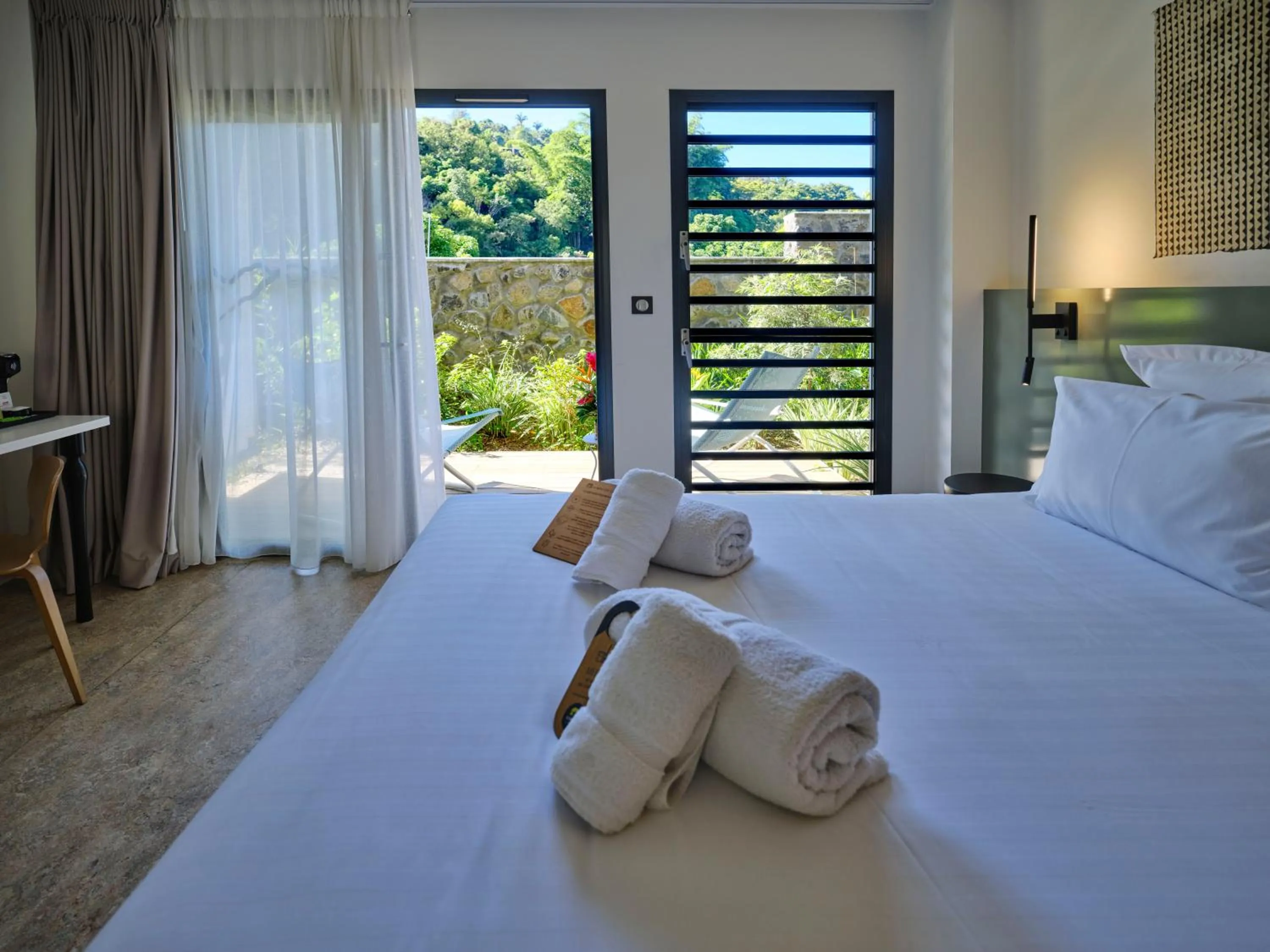 towels, Bed in Dimitile Hôtel & Spa