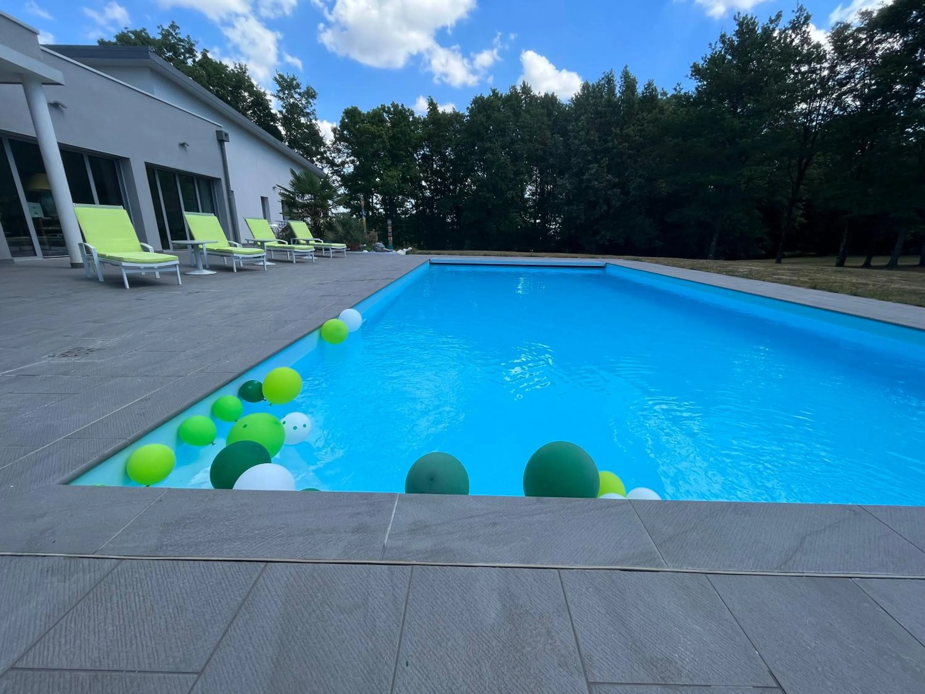 Property building in Domaine Georges V