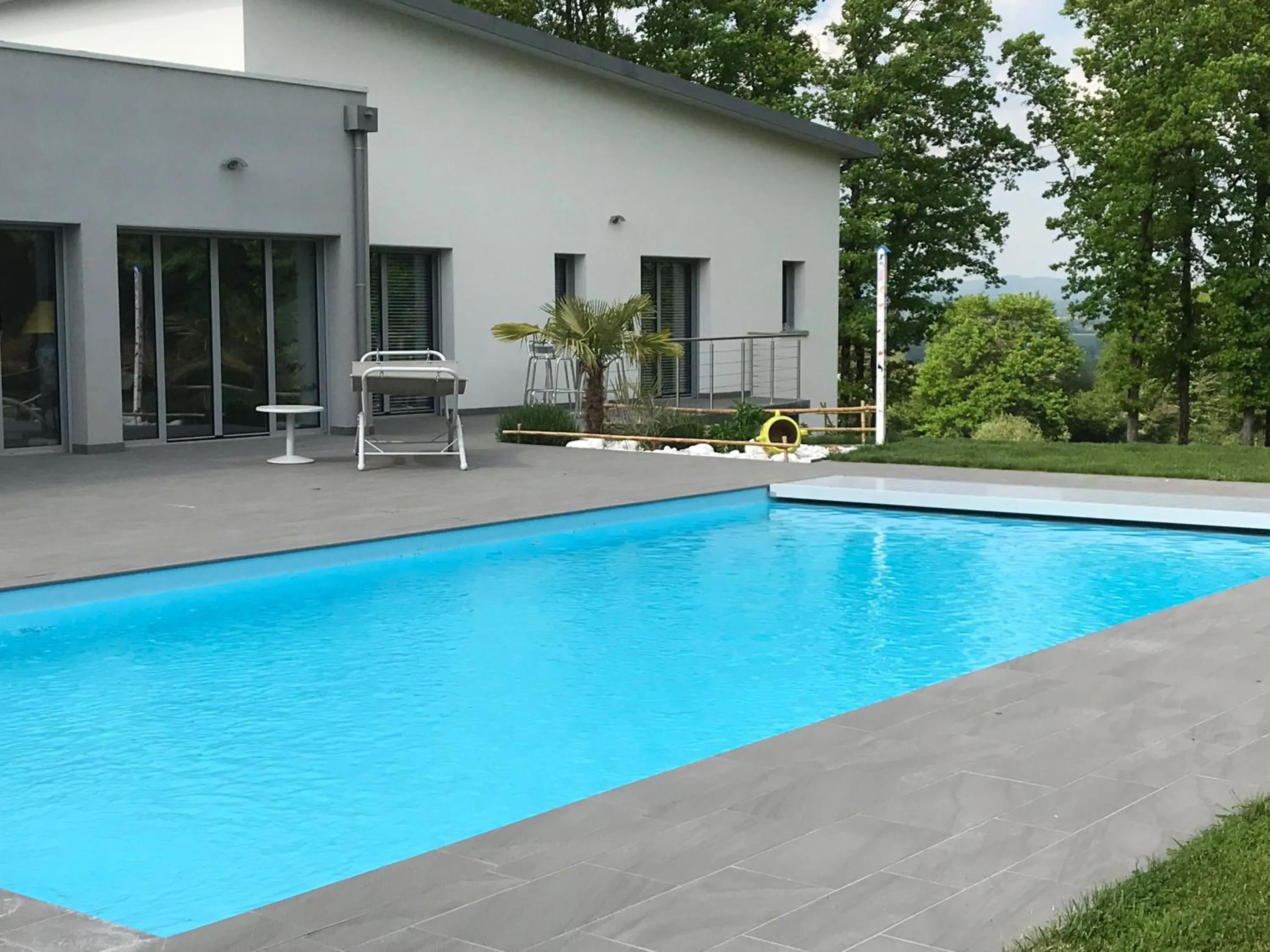 Swimming pool in Domaine Georges V