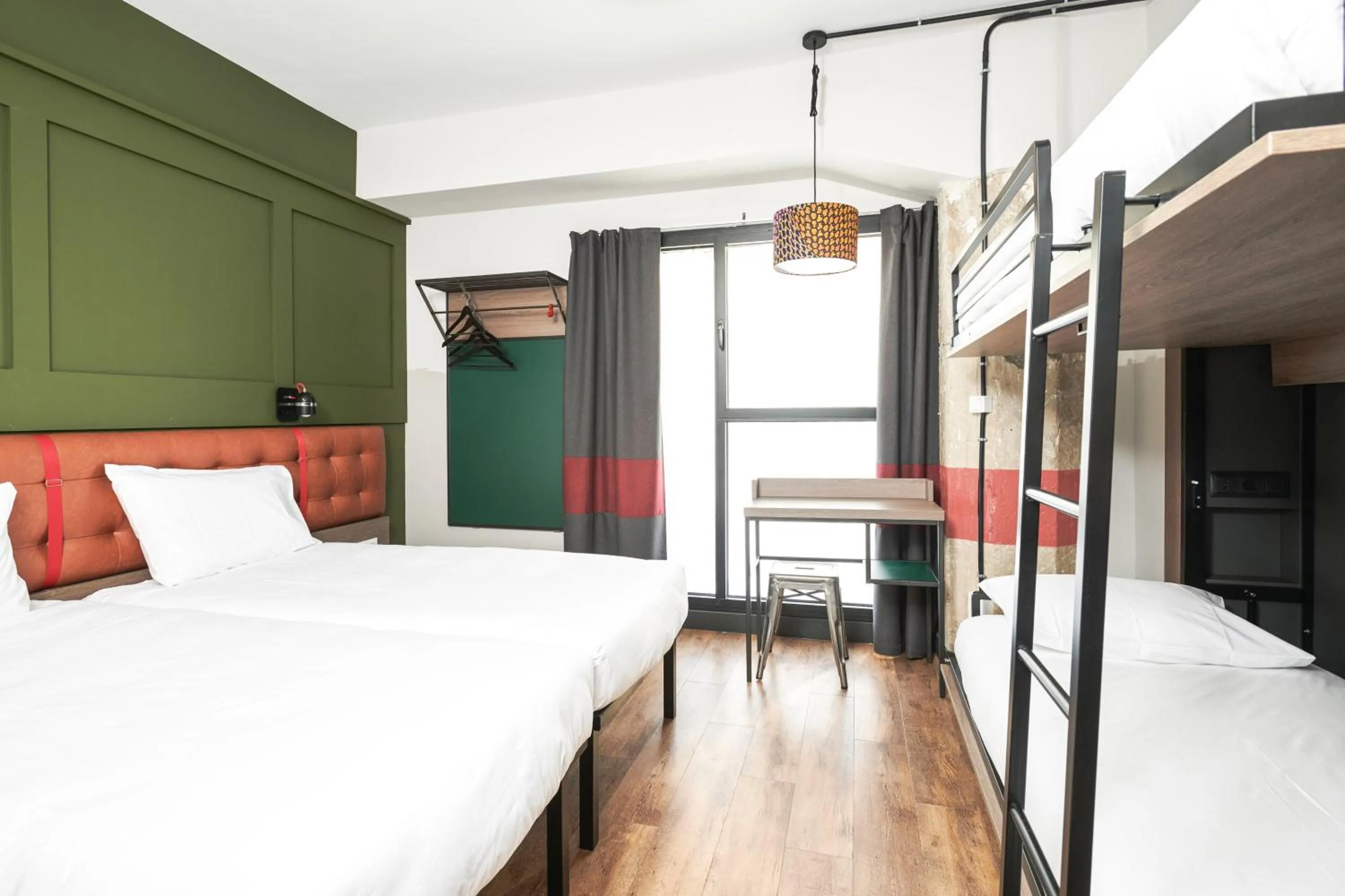 Photo of the whole room, Bed in Generator Madrid