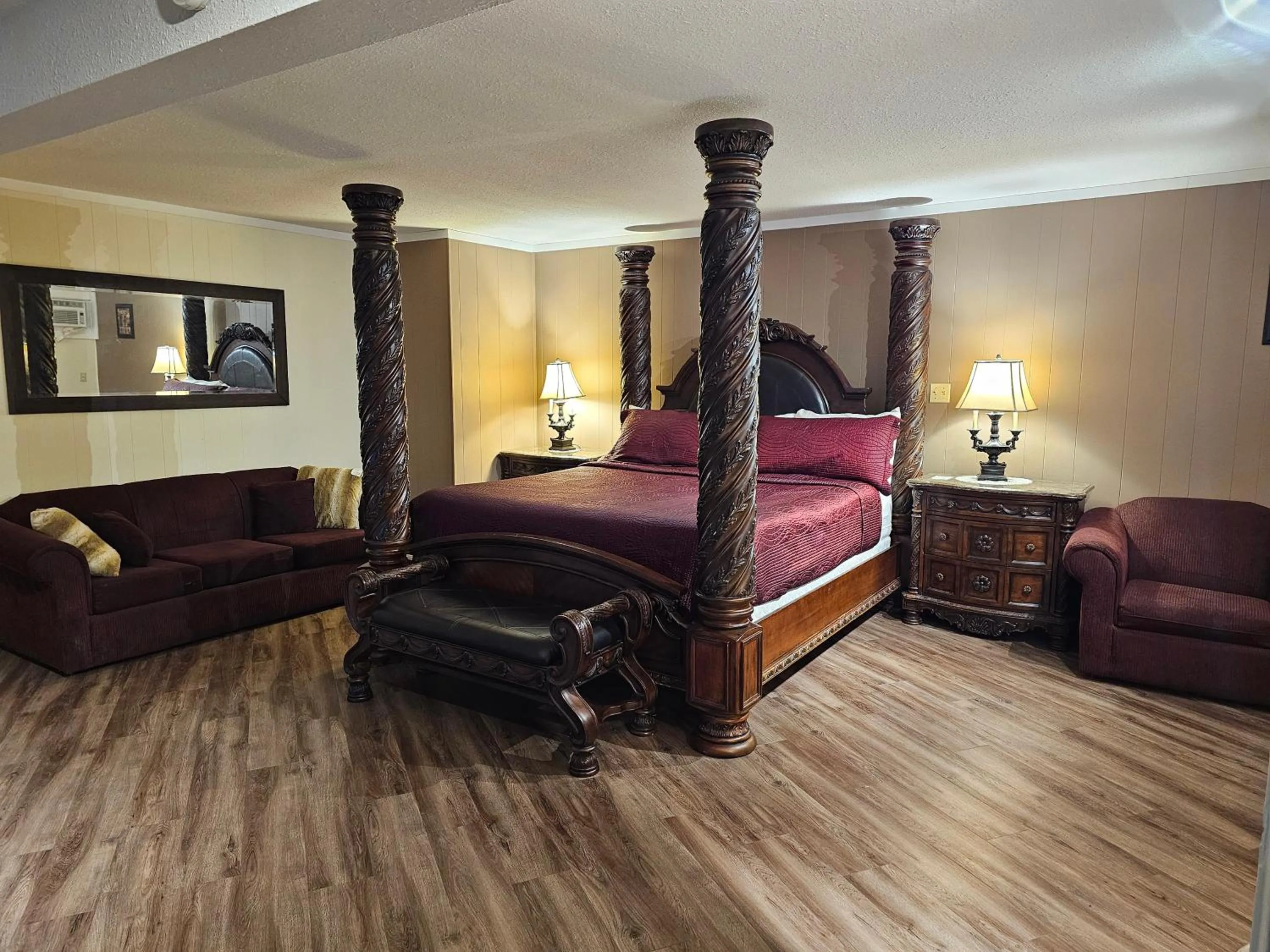Photo of the whole room, Bed in Parkway Motel & European Lodges