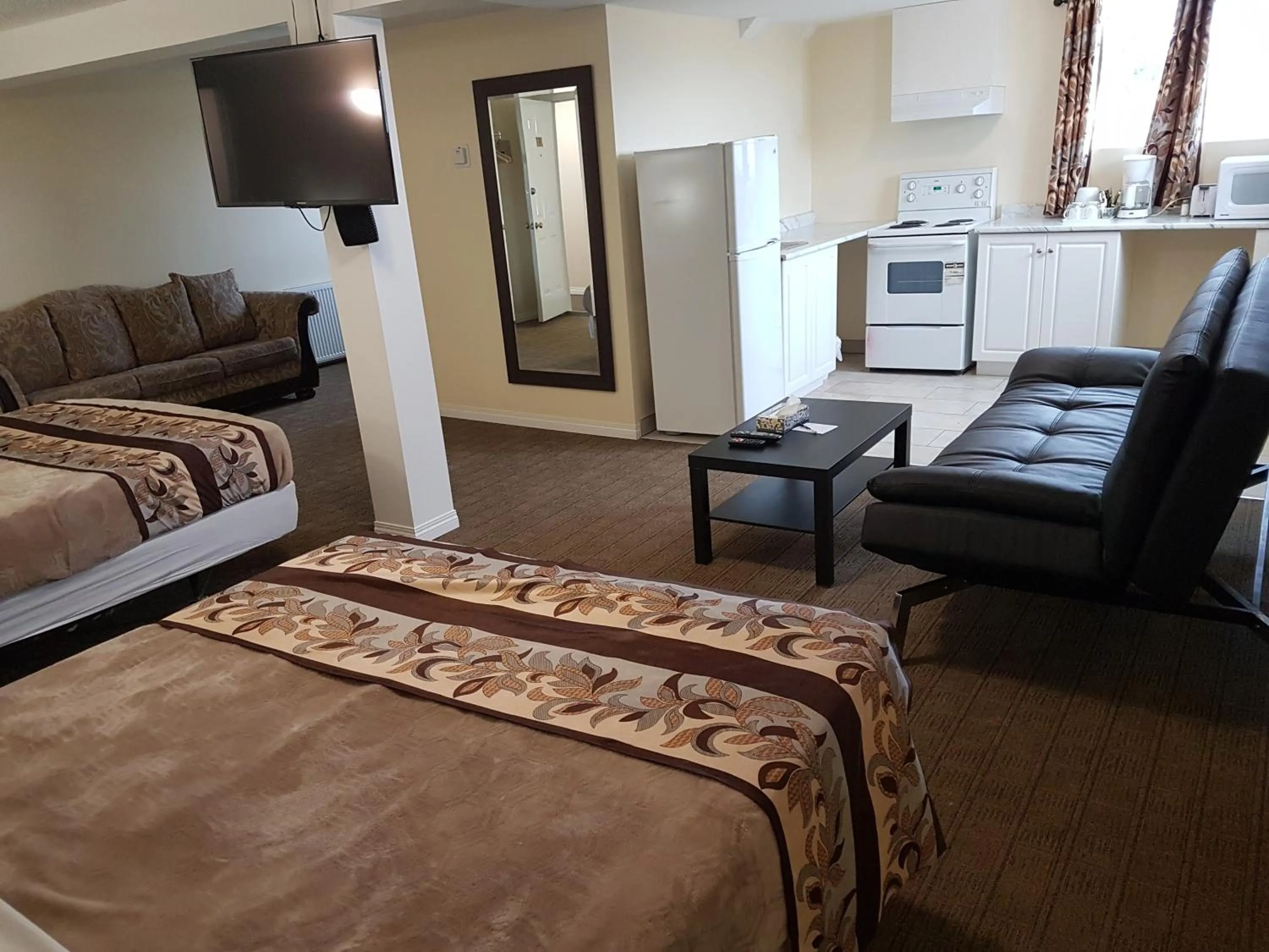 Bed in Parkway Motel & European Lodges