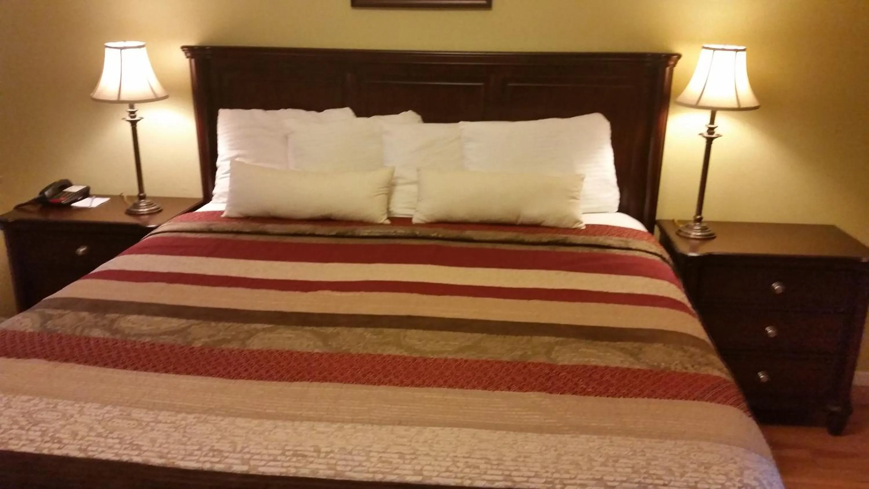 Bed in Parkway Motel & European Lodges