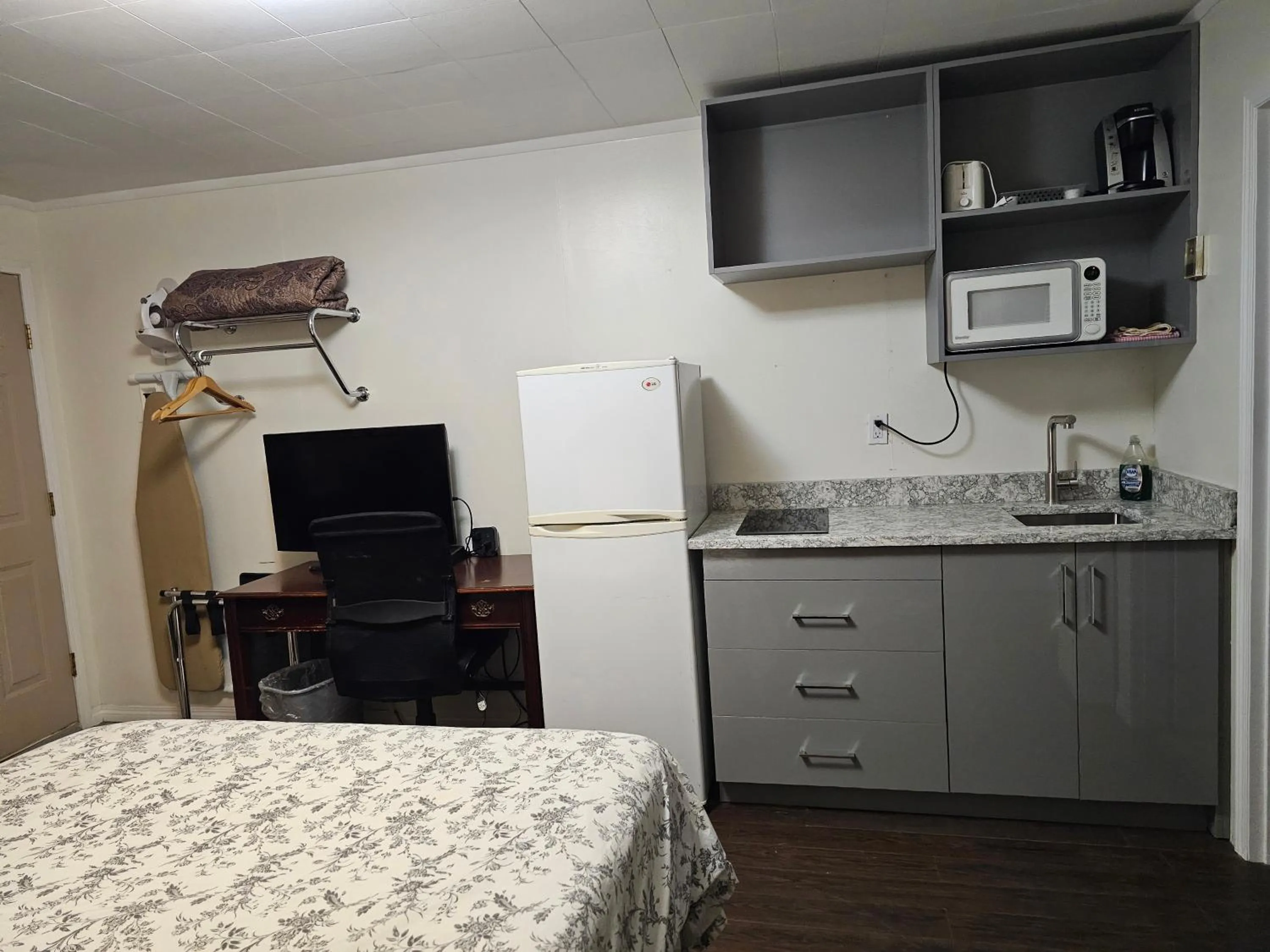 Kitchen or kitchenette, Bed in Parkway Motel & European Lodges
