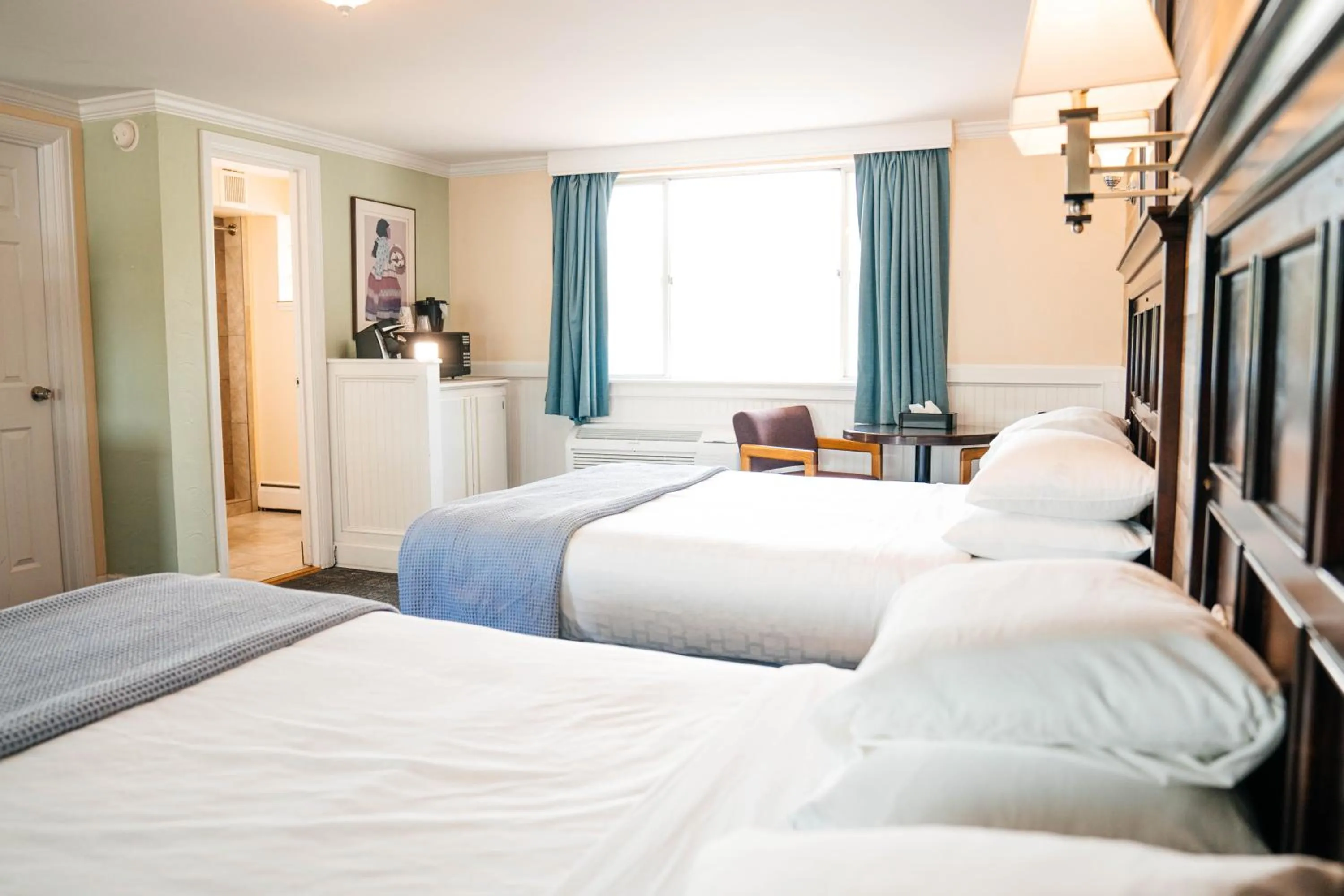 Bed in Salida Inn & Monarch Suites