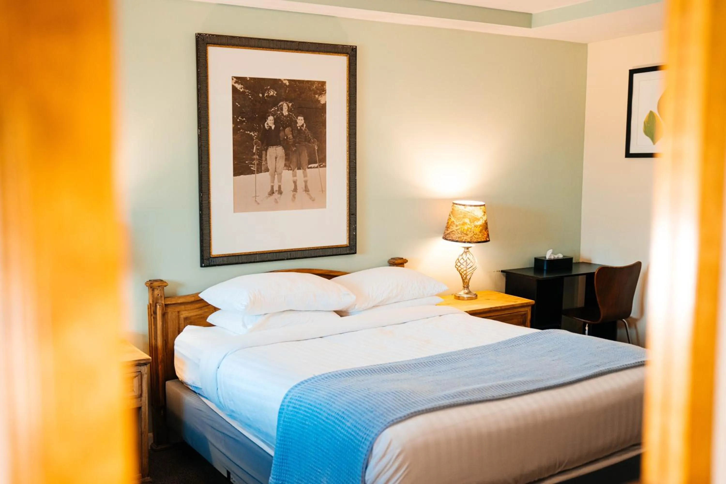 Bed in Salida Inn & Monarch Suites