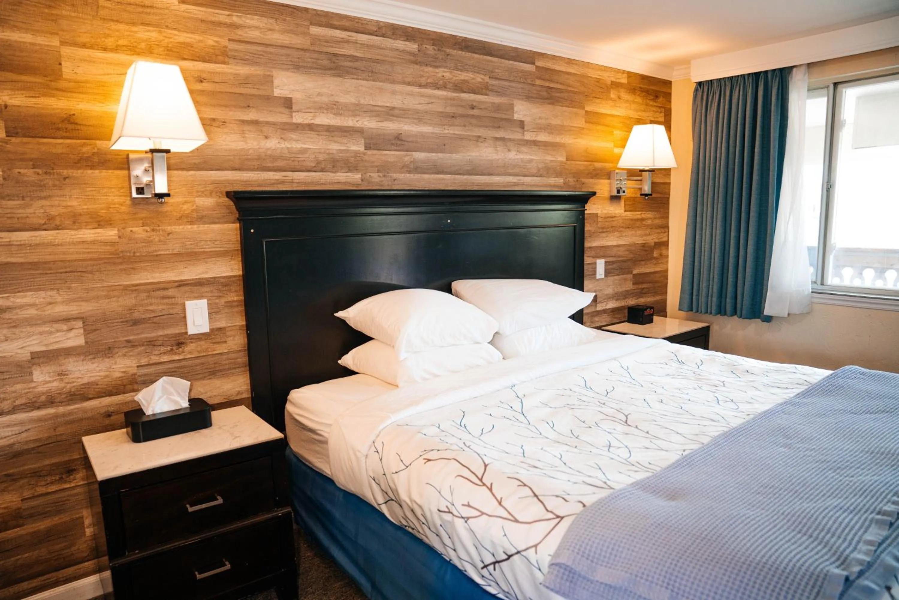 Bed in Salida Inn & Monarch Suites