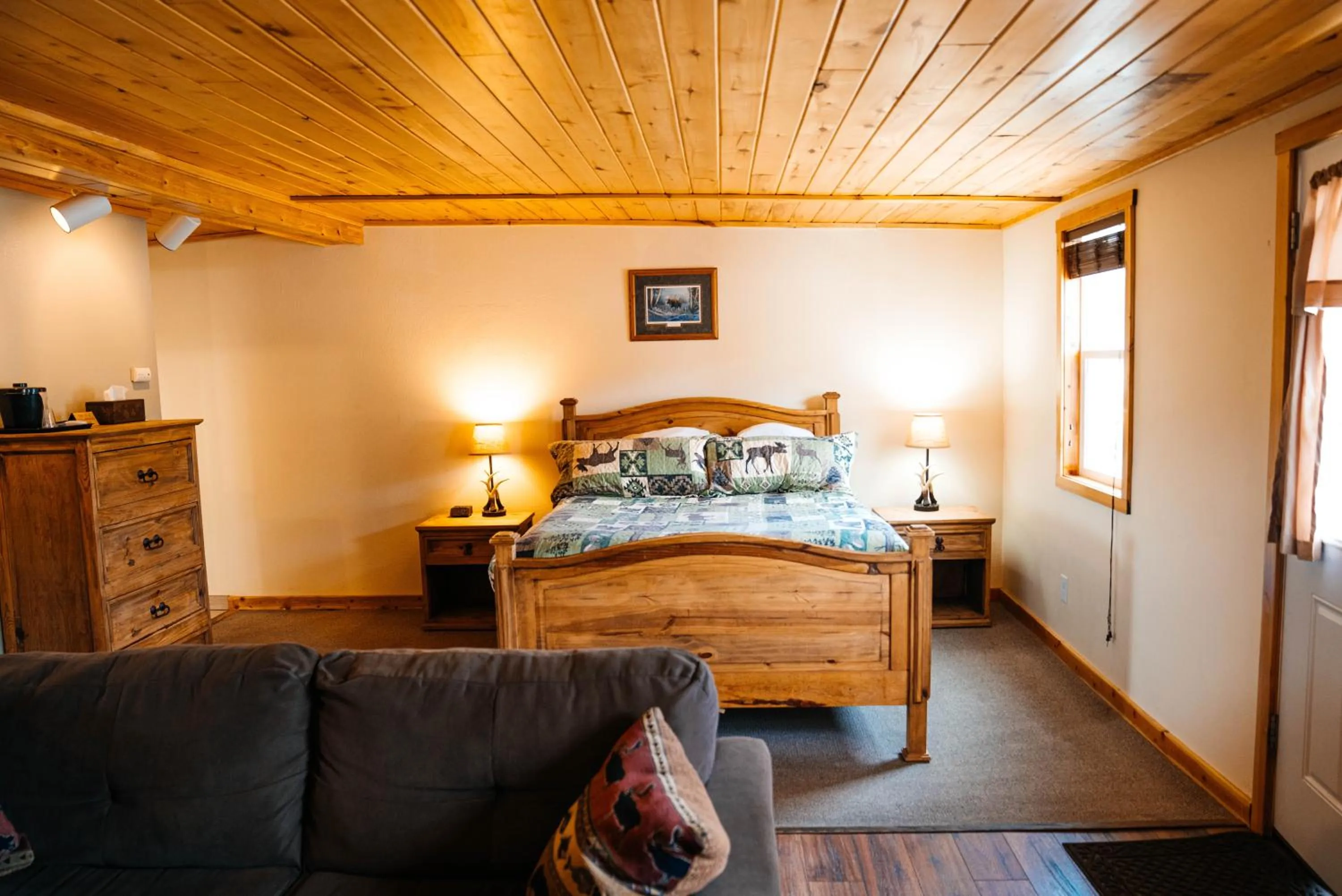 Bed in Salida Inn & Monarch Suites