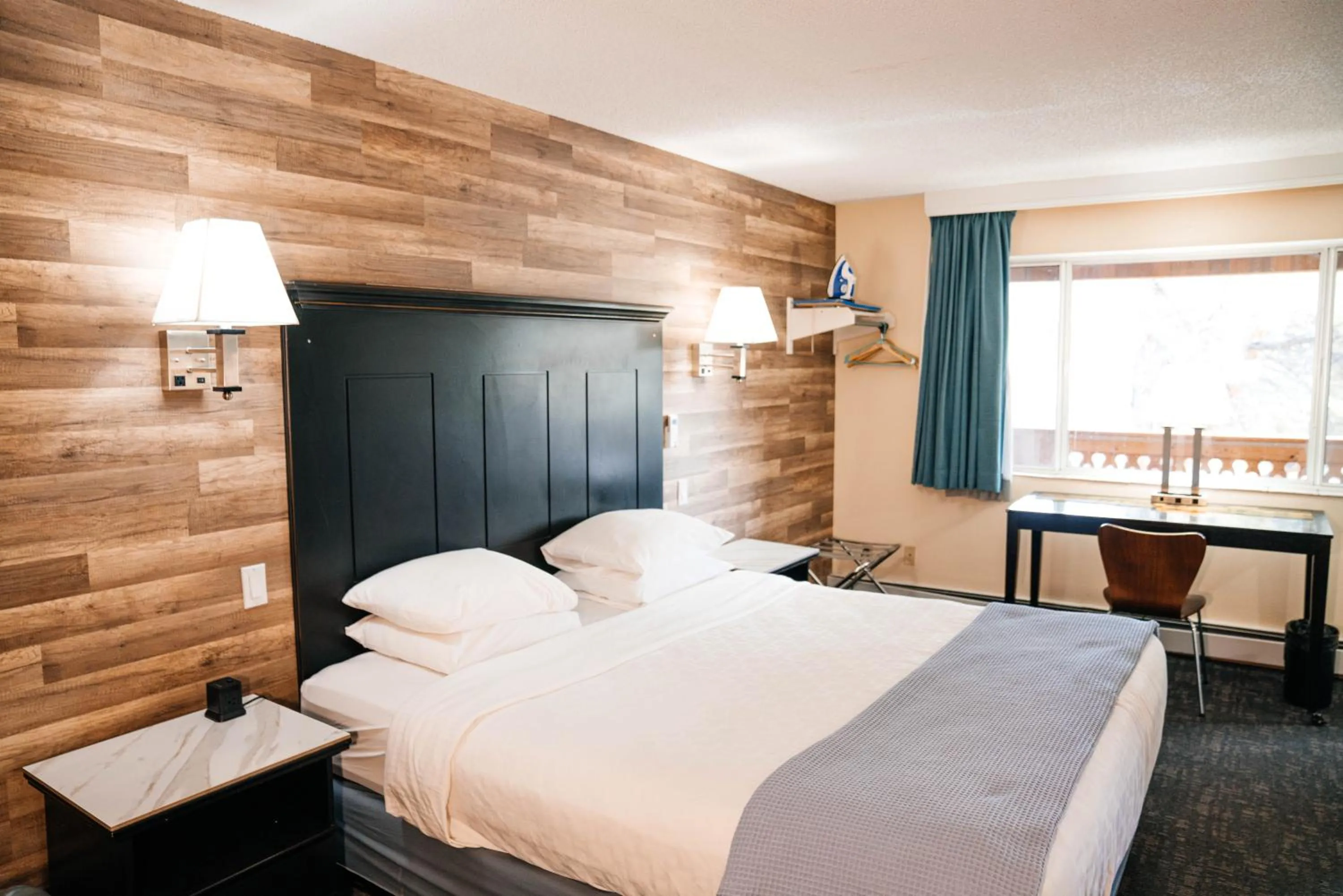 Bed in Salida Inn & Monarch Suites