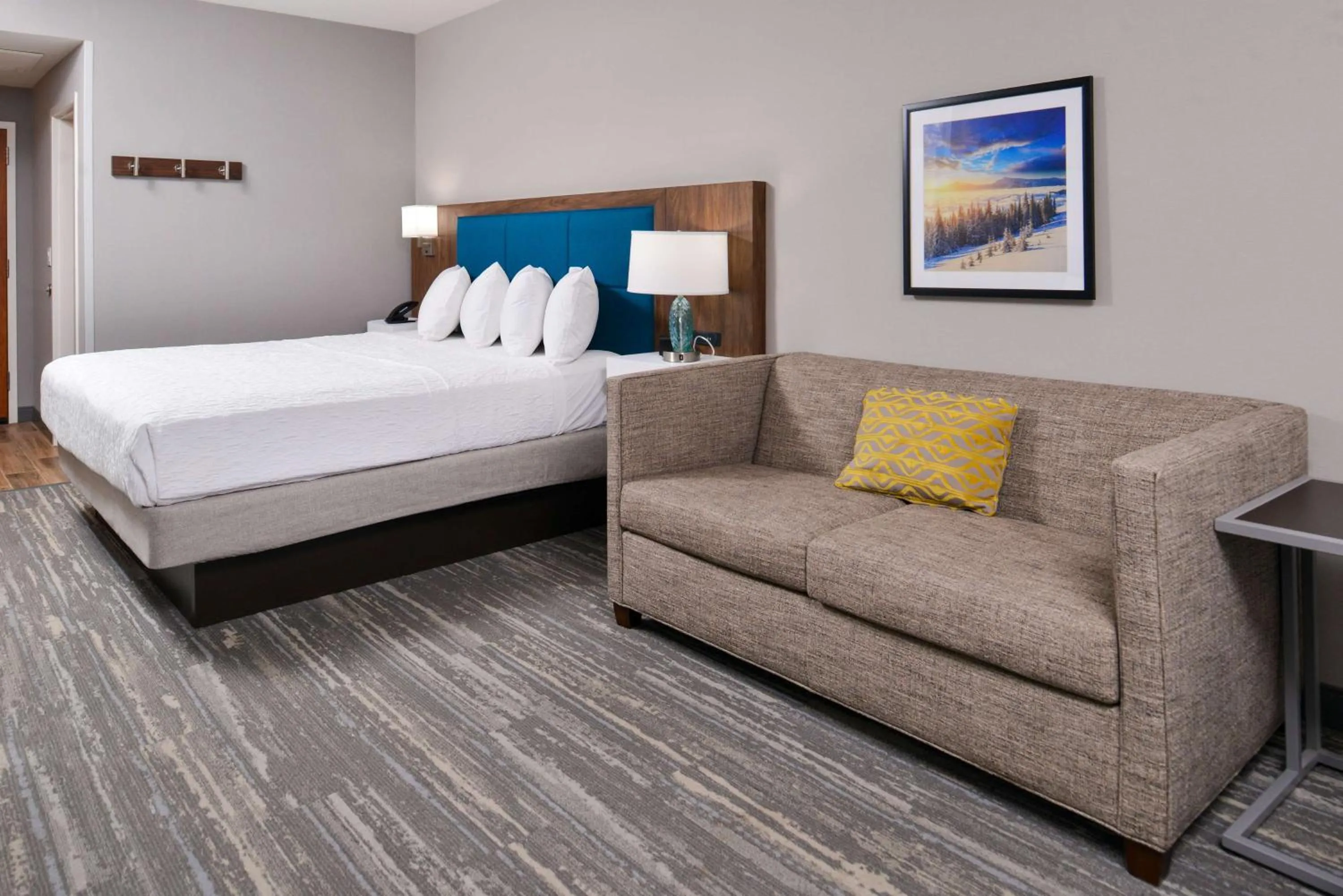 Living room, Bed in Hampton Inn & Suites Boise/Spectrum