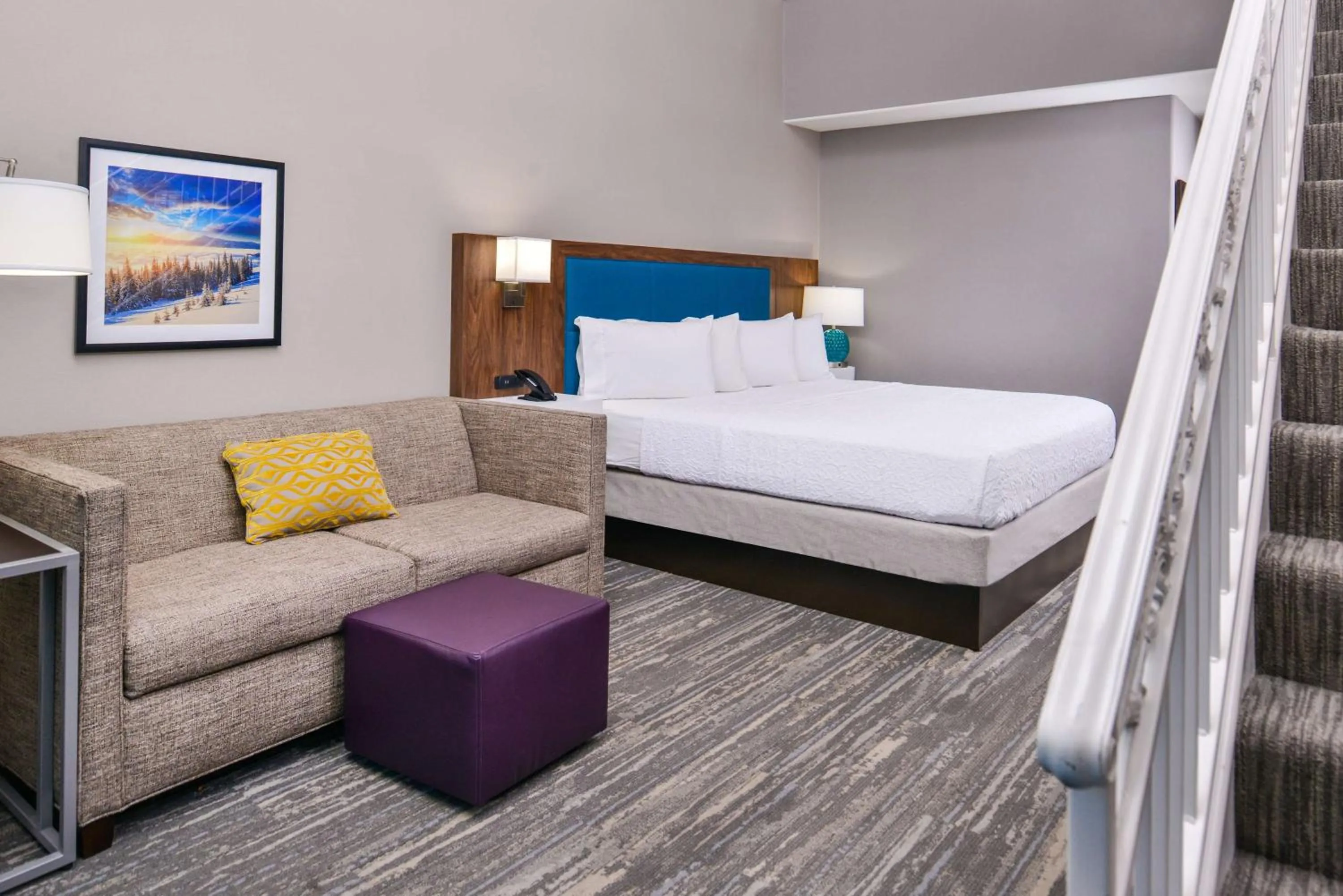 Living room, Bed in Hampton Inn & Suites Boise/Spectrum