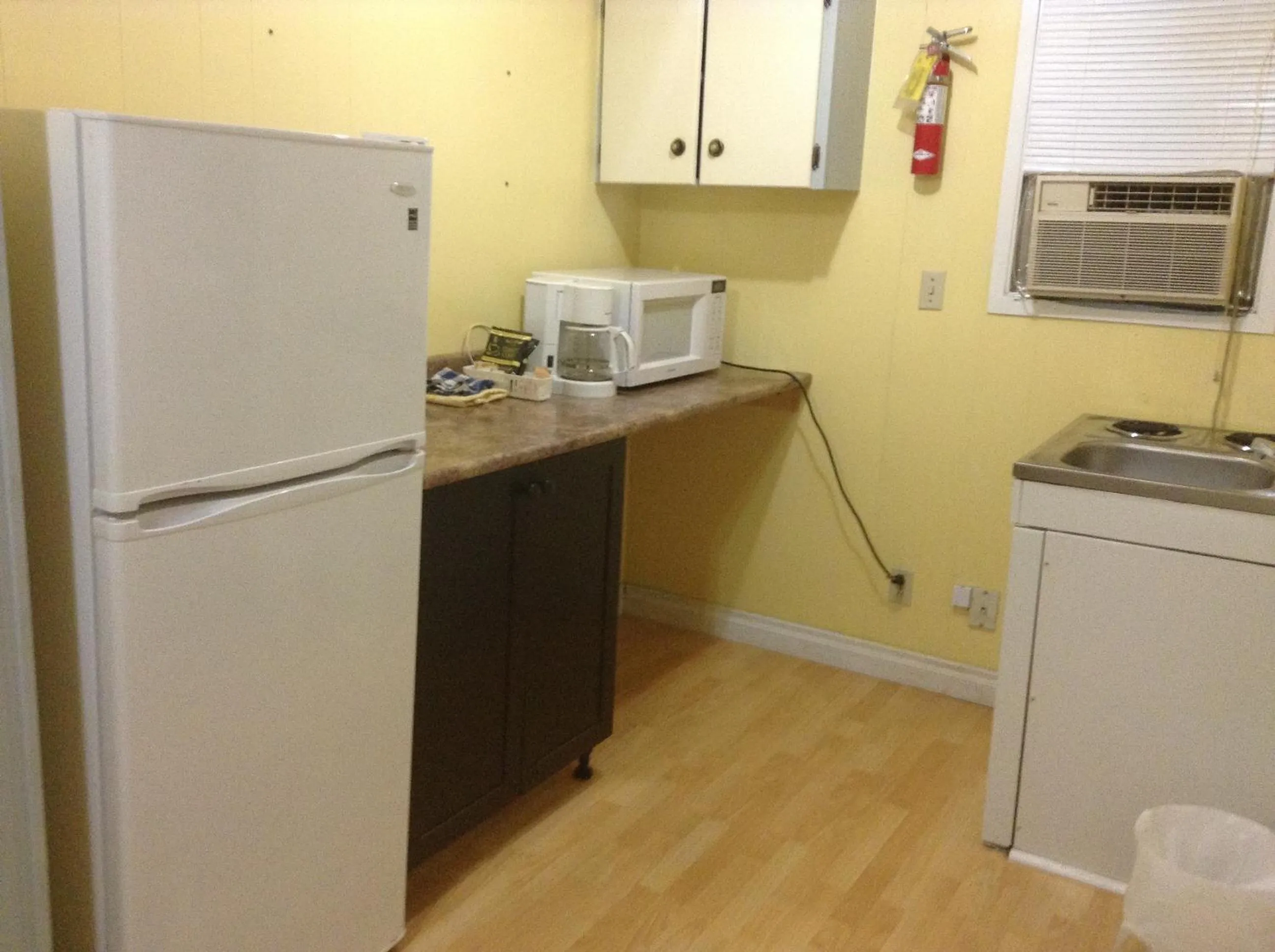 Kitchen or kitchenette in West Castle Motel