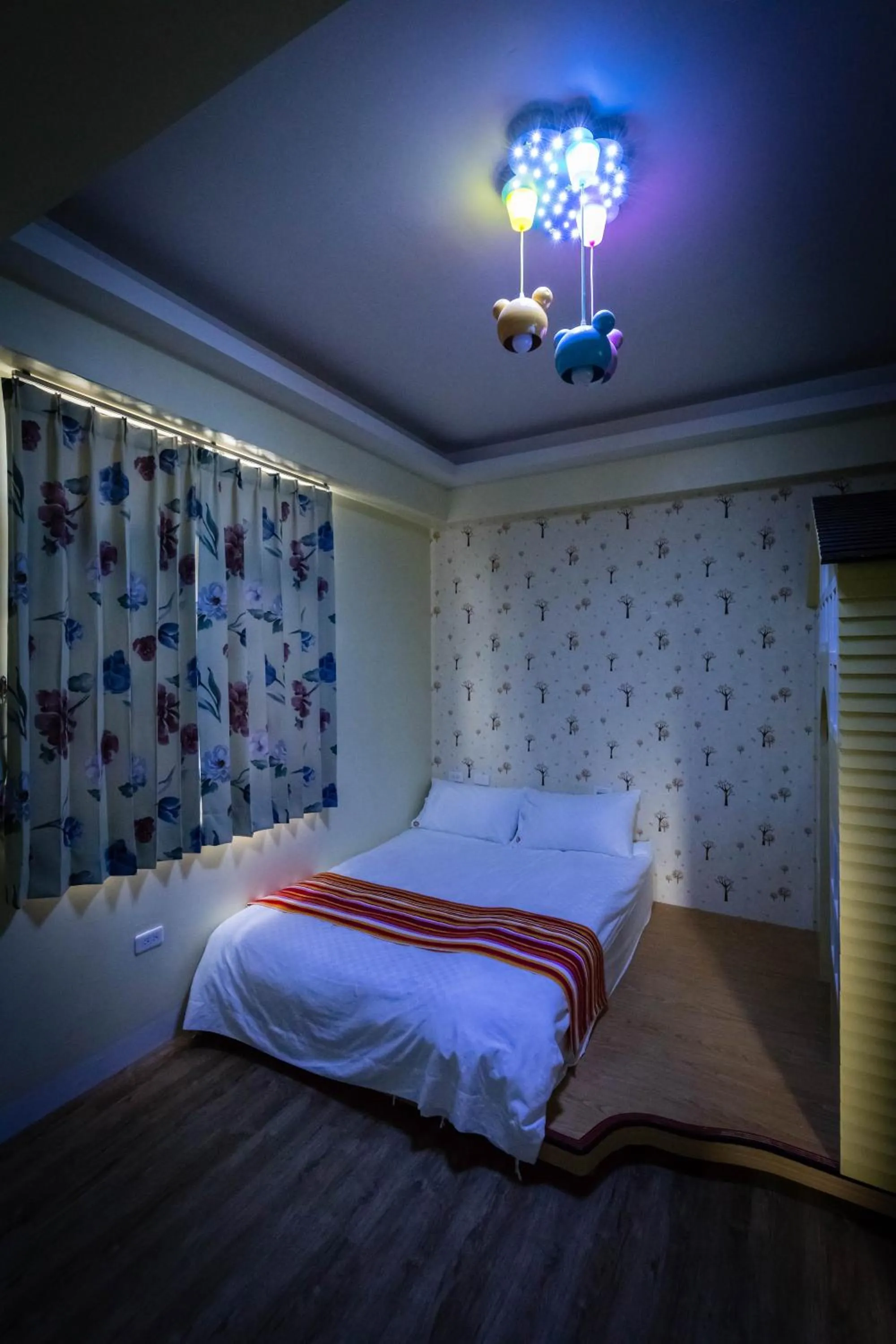 Bed in The Hide Bed and breakfast