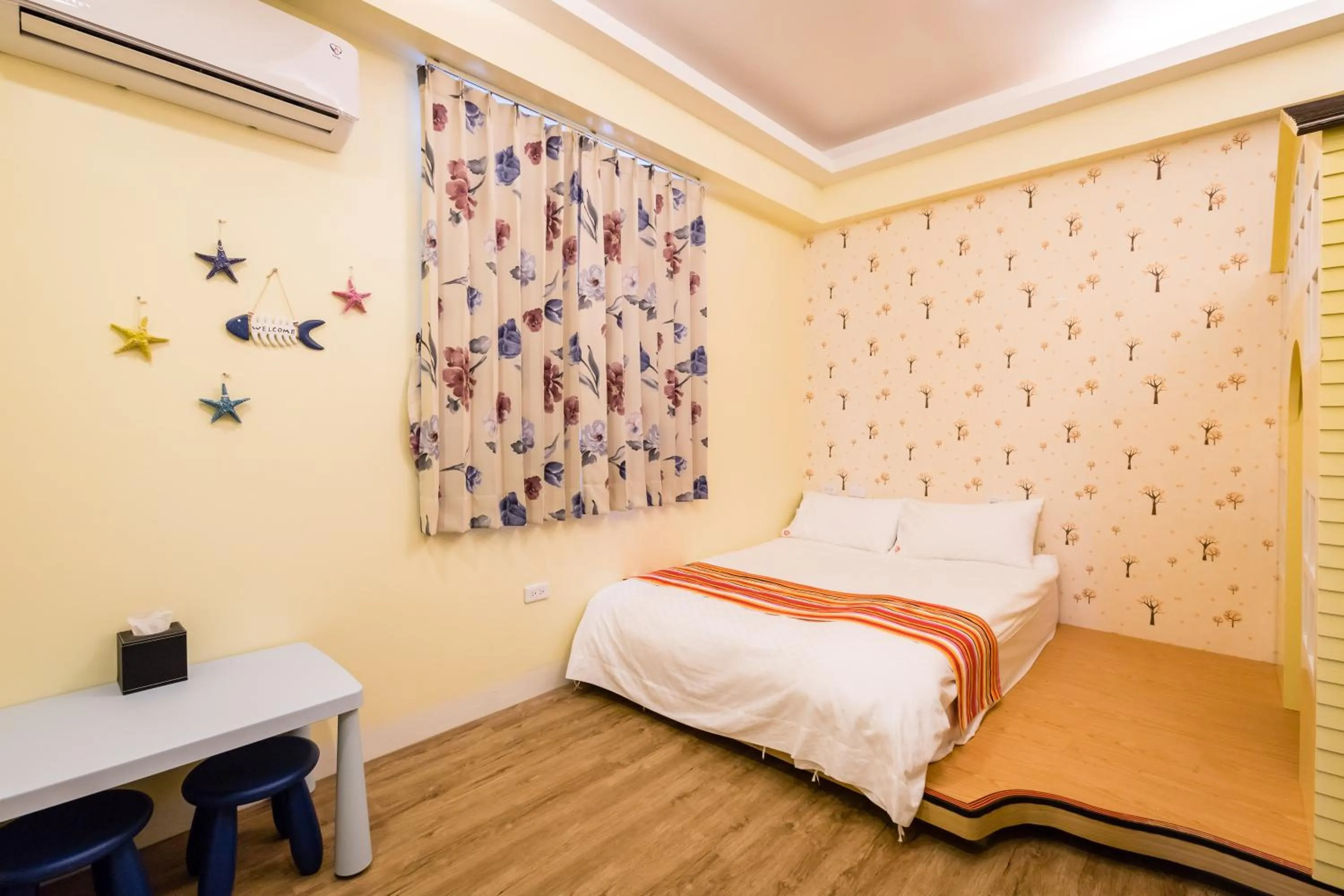 Bed in The Hide Bed and breakfast