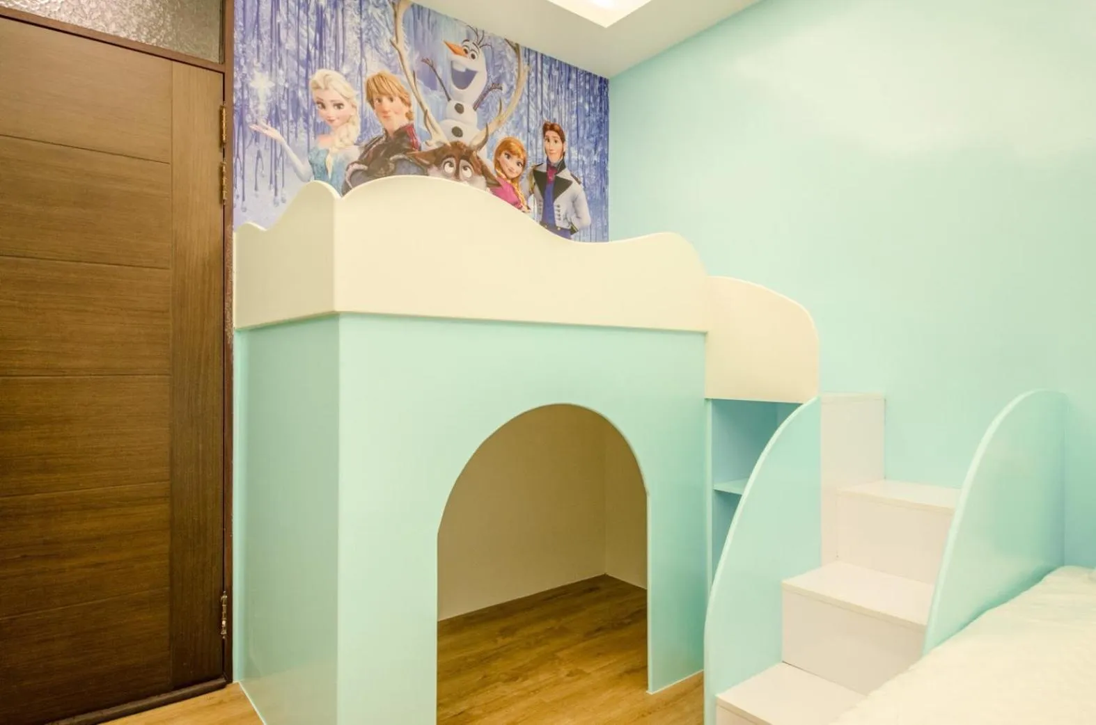 Bed in The Hide Bed and breakfast