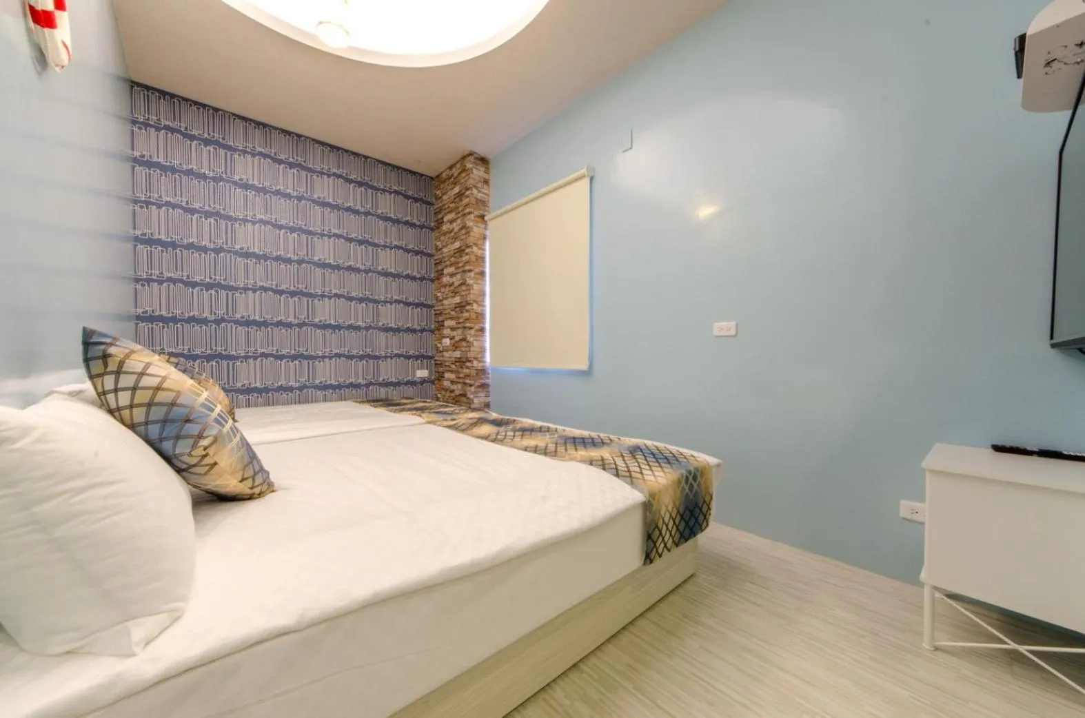 Bed in The Hide Bed and breakfast