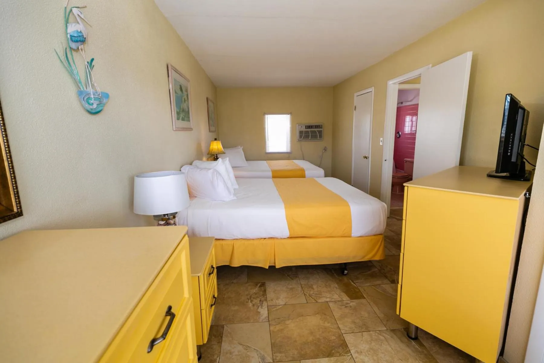 Bed in American Safari Motel Wildwood Crest Beach