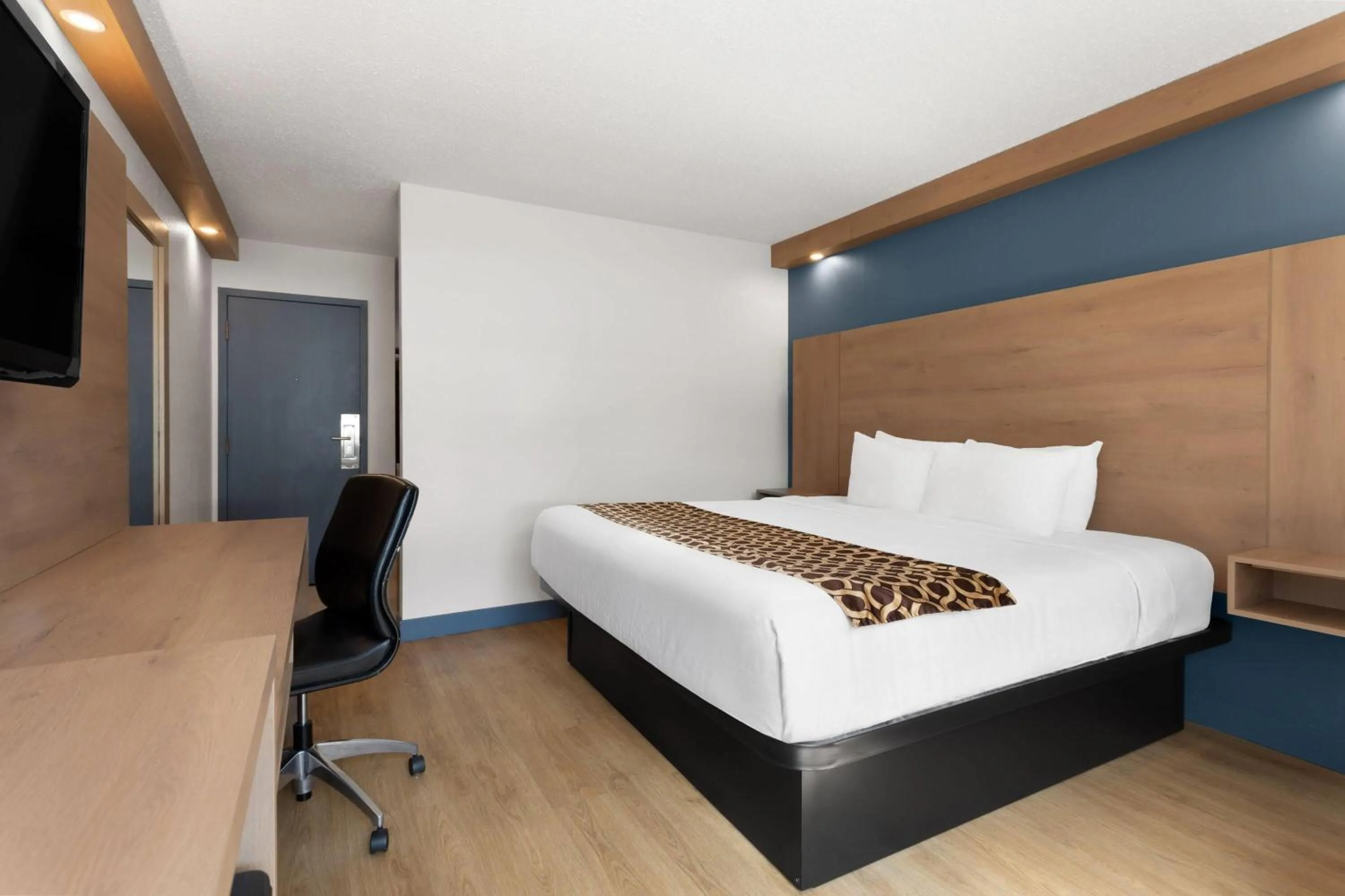 Photo of the whole room, Bed in Travelodge by Wyndham Blairmore