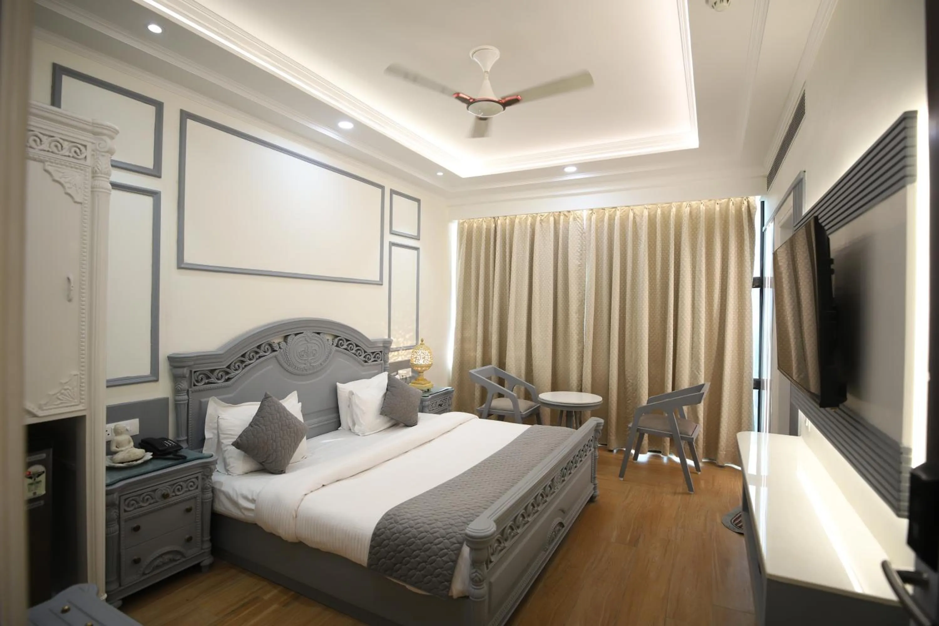 Communal lounge/ TV room, Bed in Hotel Sita International