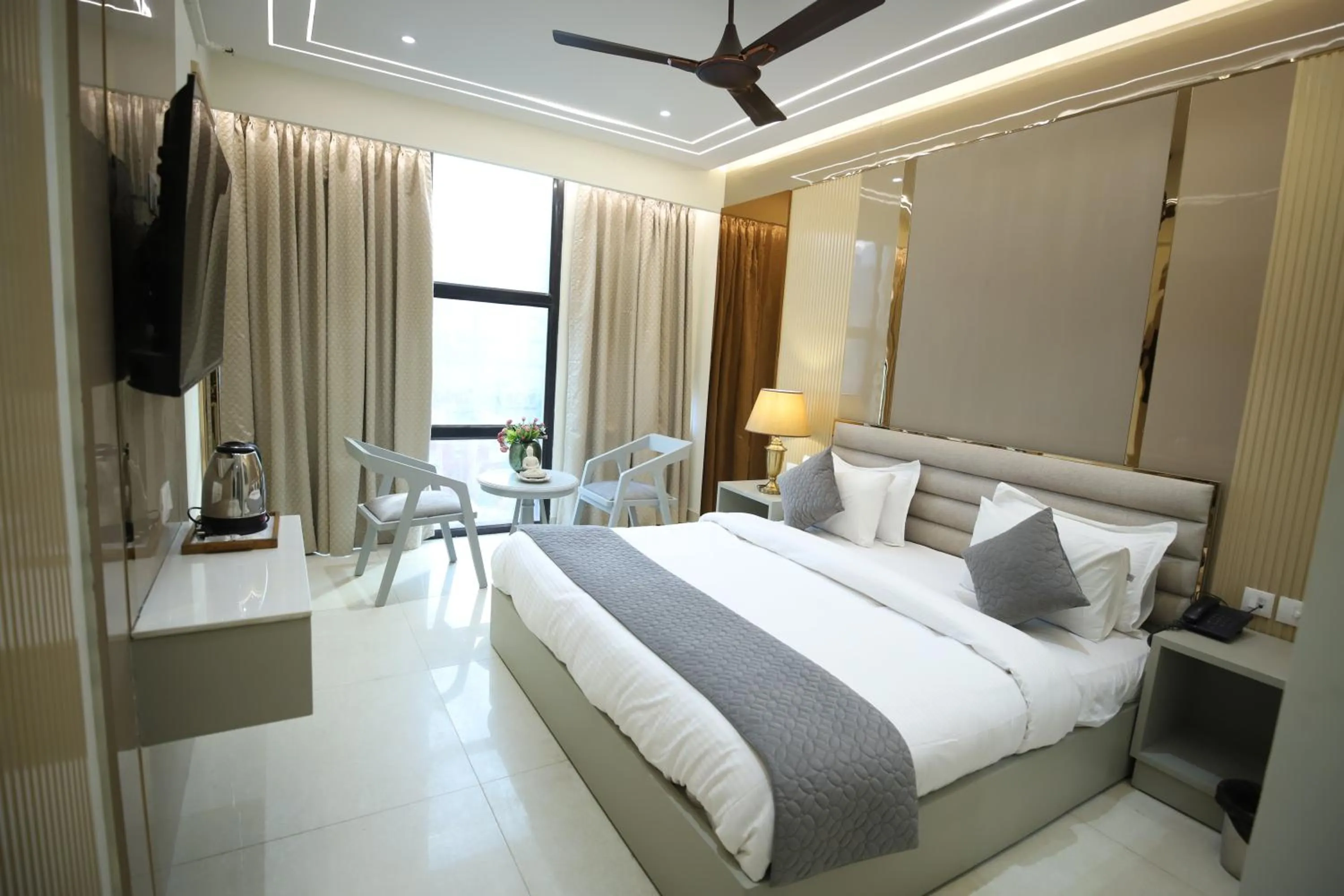 Living room, Bed in Hotel Sita International