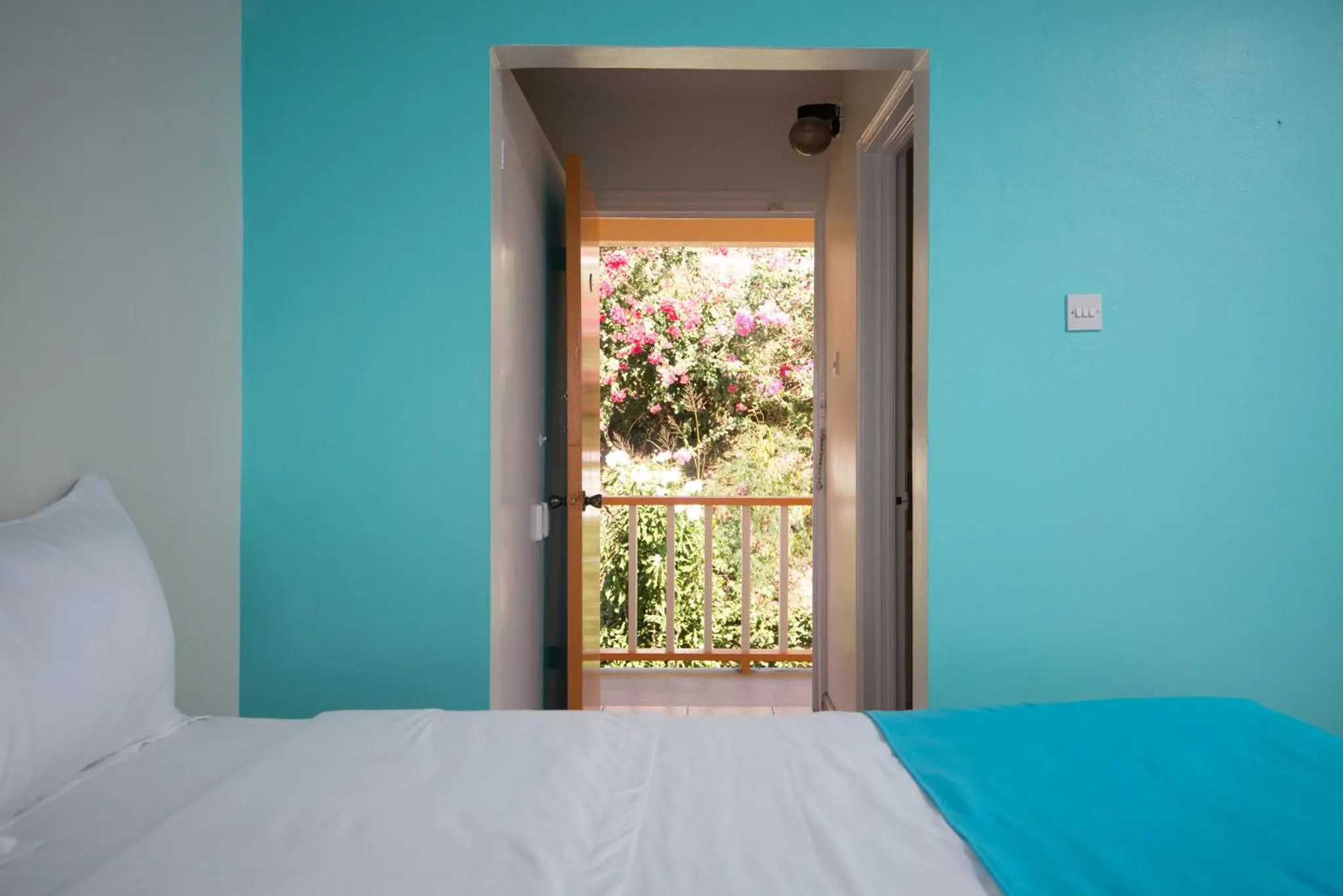 Bedroom, Bed in Bird Rock Beach Hotel