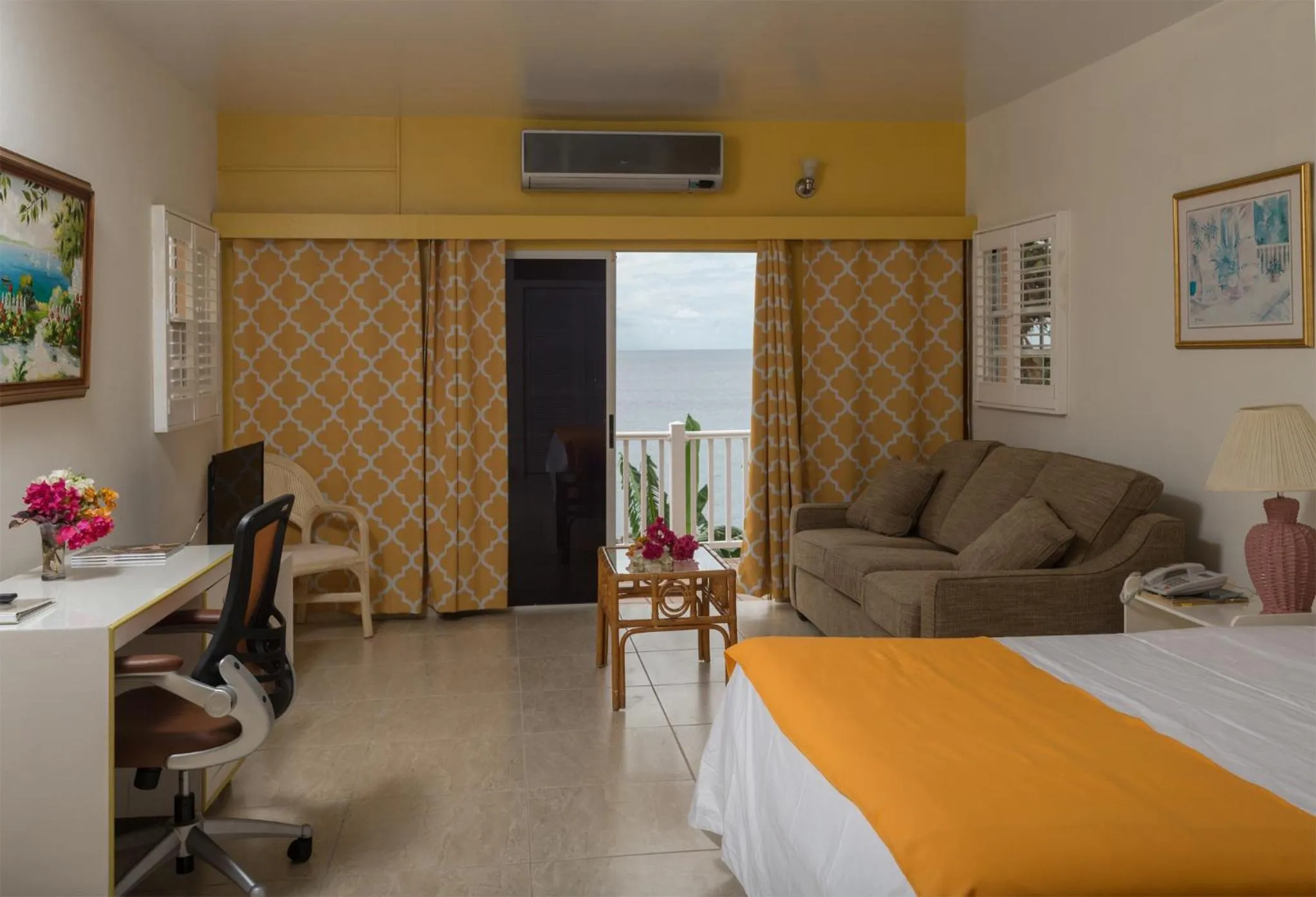 Sea view, Bed in Bird Rock Beach Hotel